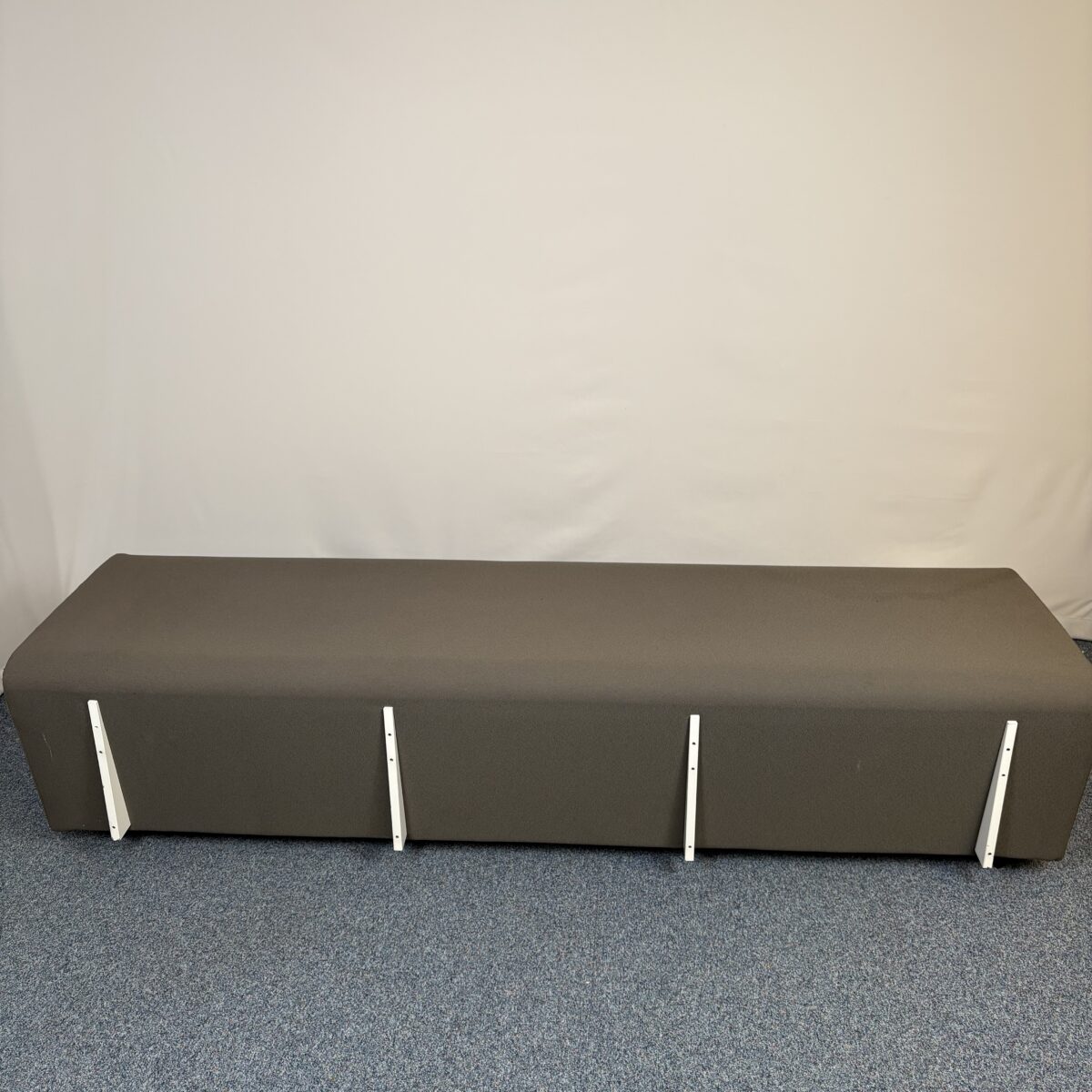 Banc tissu taupe sobre et confortable