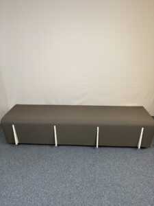 Banc tissu taupe sobre et confortable