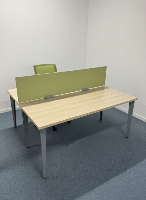 Bench en bois effet chêne avec separation en tissu – 1001 Buros