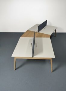 Grand bench en plateau blanc et effet bois avec separation en tissu bleu