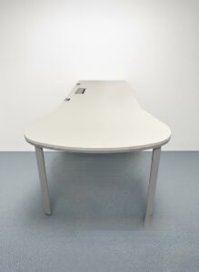 Bureau collaborateur avec un coin partagé arrondi