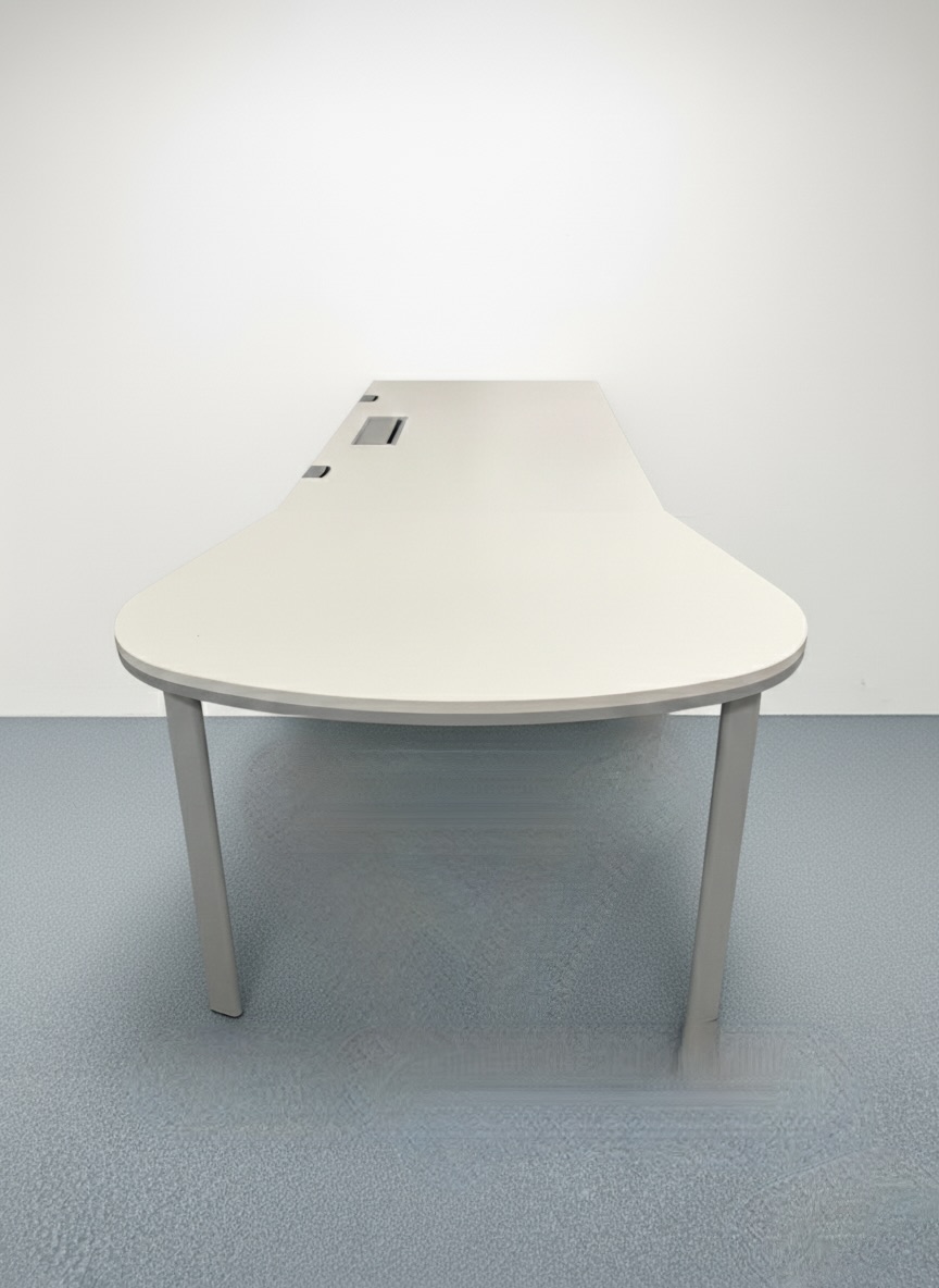 Bureau collaborateur avec un coin partagé arrondi