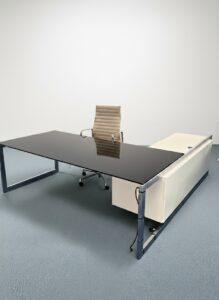 Bureau de direction en verre avec un retour en bois et casier intégré
