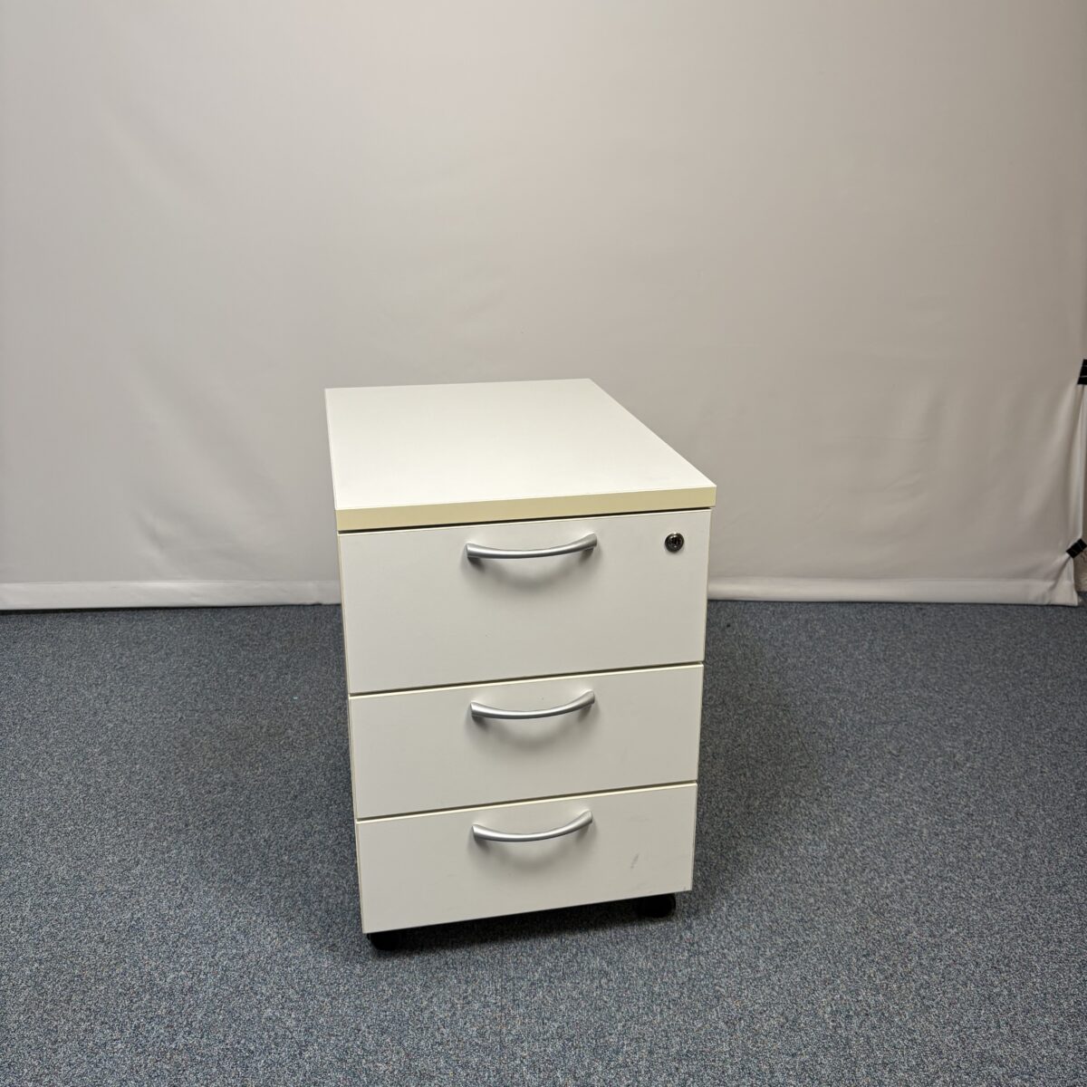 Caisson bois blanc élégant sur roulettes