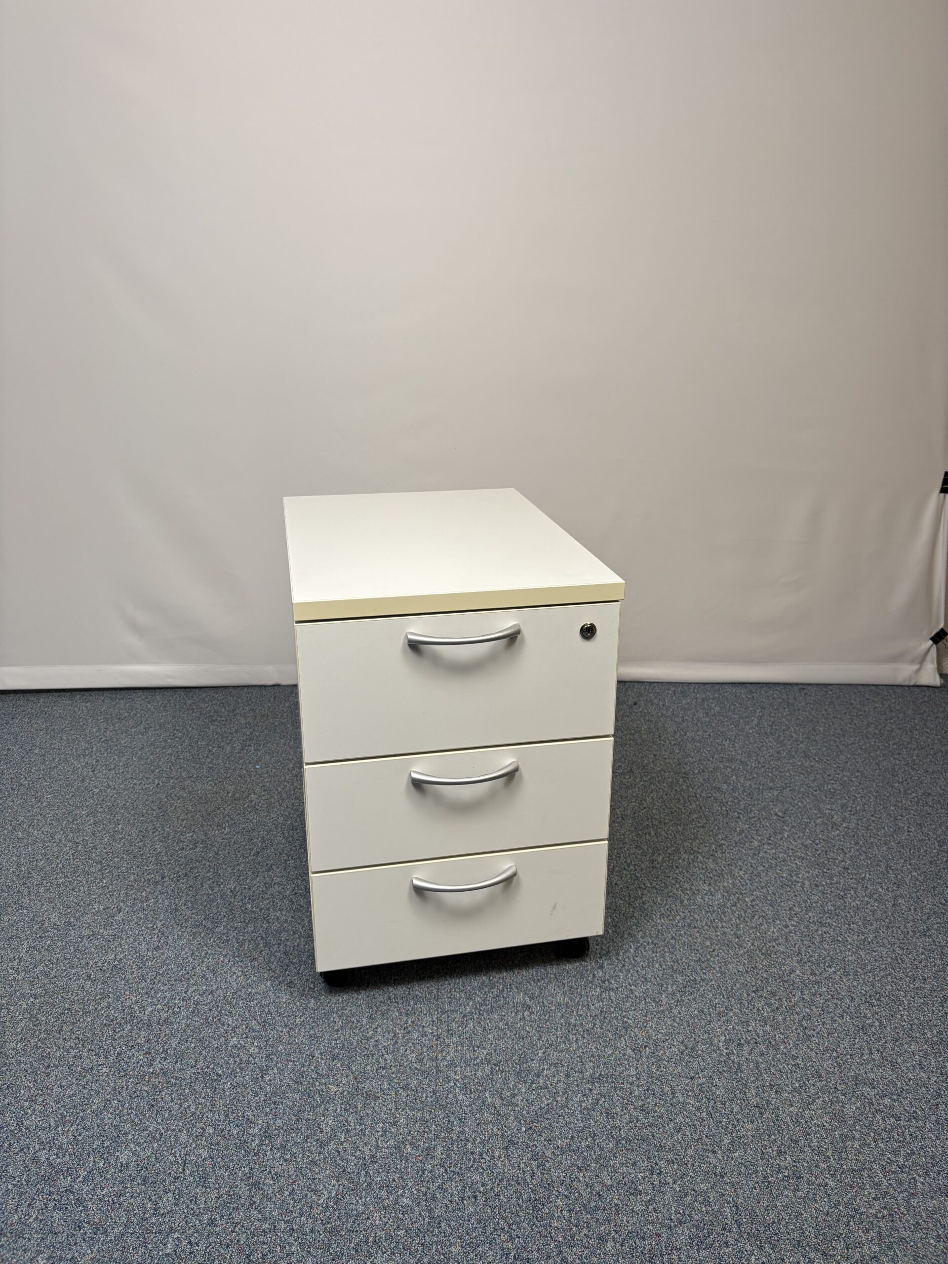 Caisson bois blanc élégant sur roulettes