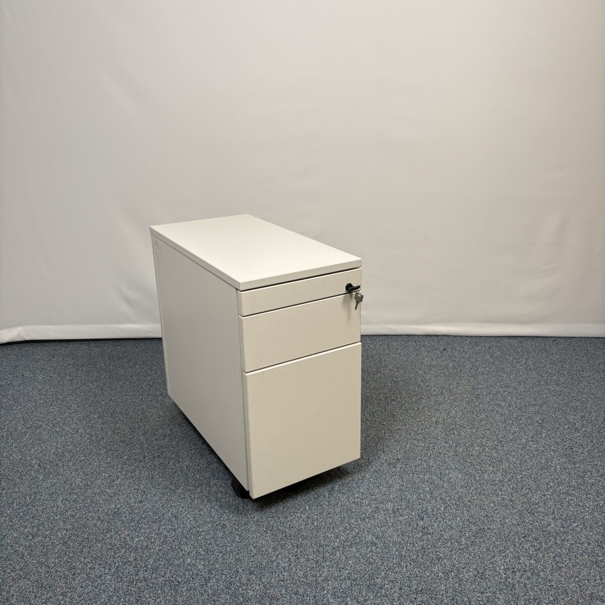 Caisson métal blanc pratique sur roulettes à 3 portes