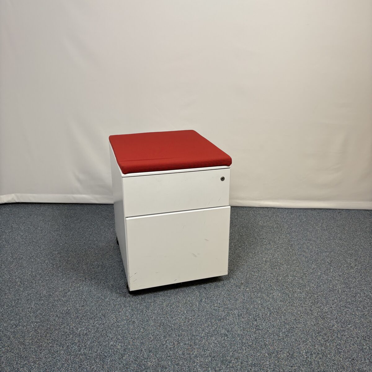 Caisson blanc à 2 portes avec top tissu rouge