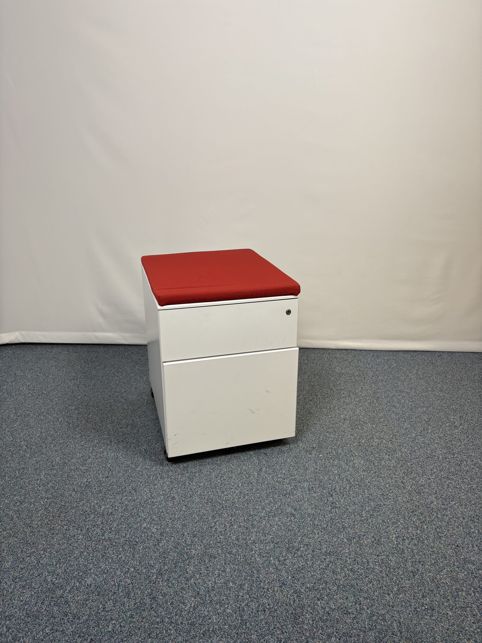 Caisson blanc à 2 portes avec top tissu rouge