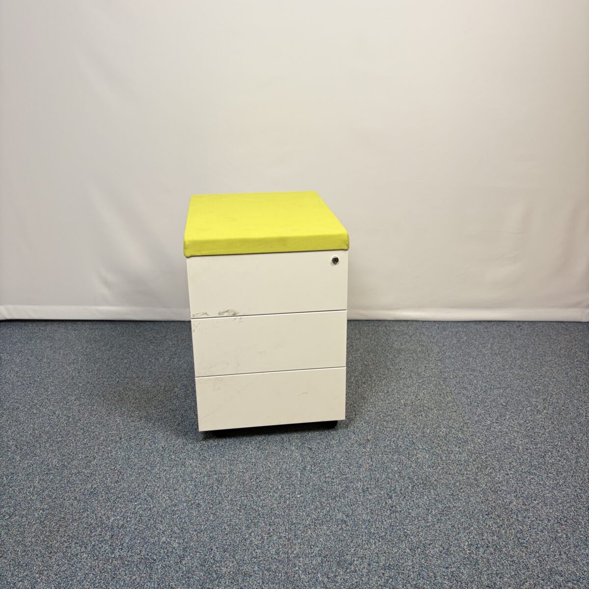 Caisson en métal avec top tissu jaune