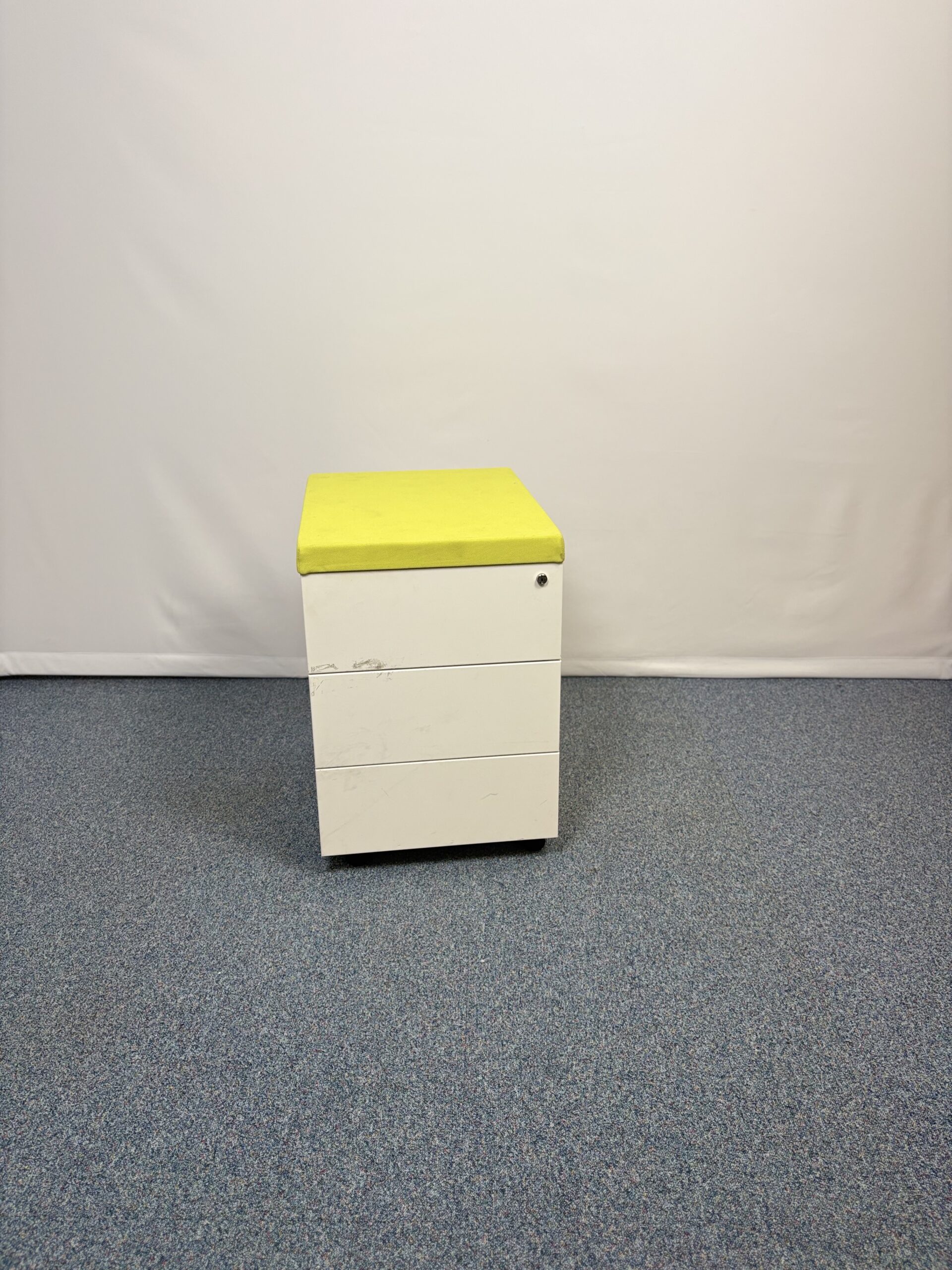 Caisson en métal avec top tissu jaune