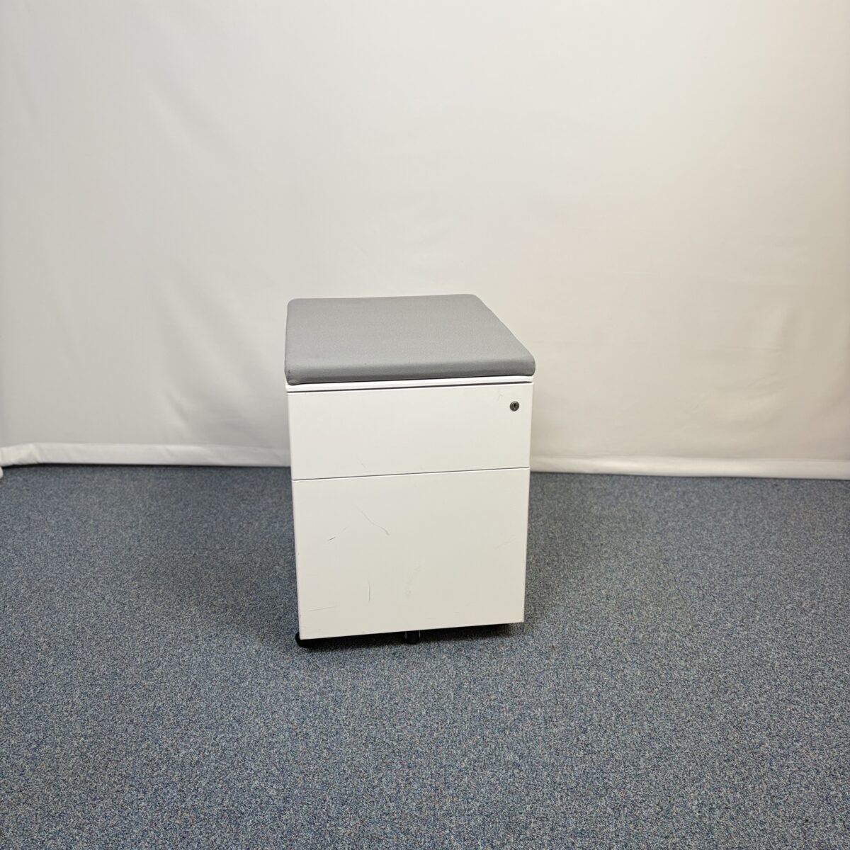 Caisson en métal blanc et top tissu gris