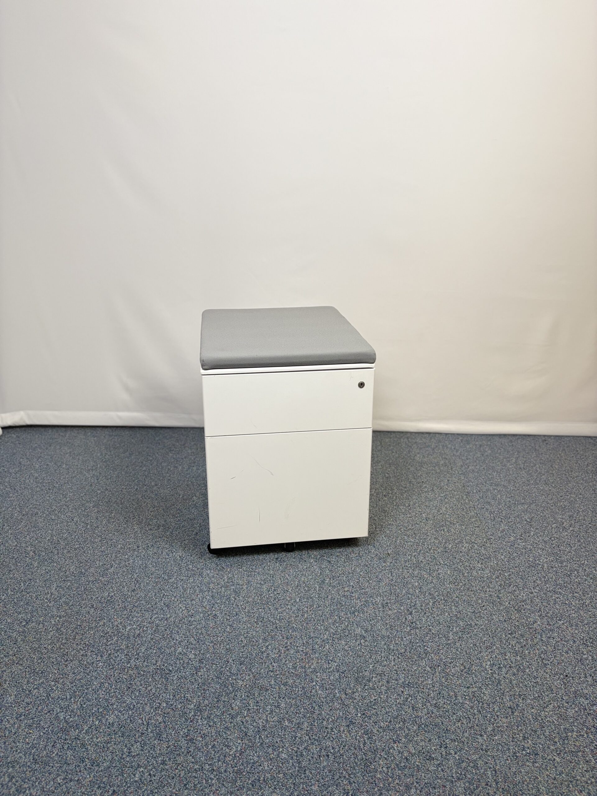 Caisson en métal blanc et top tissu gris