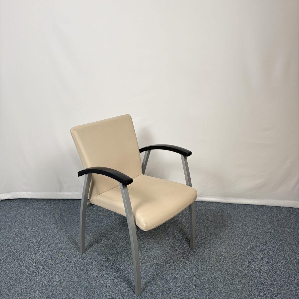 Siège visiteur en métal et cuir élégant