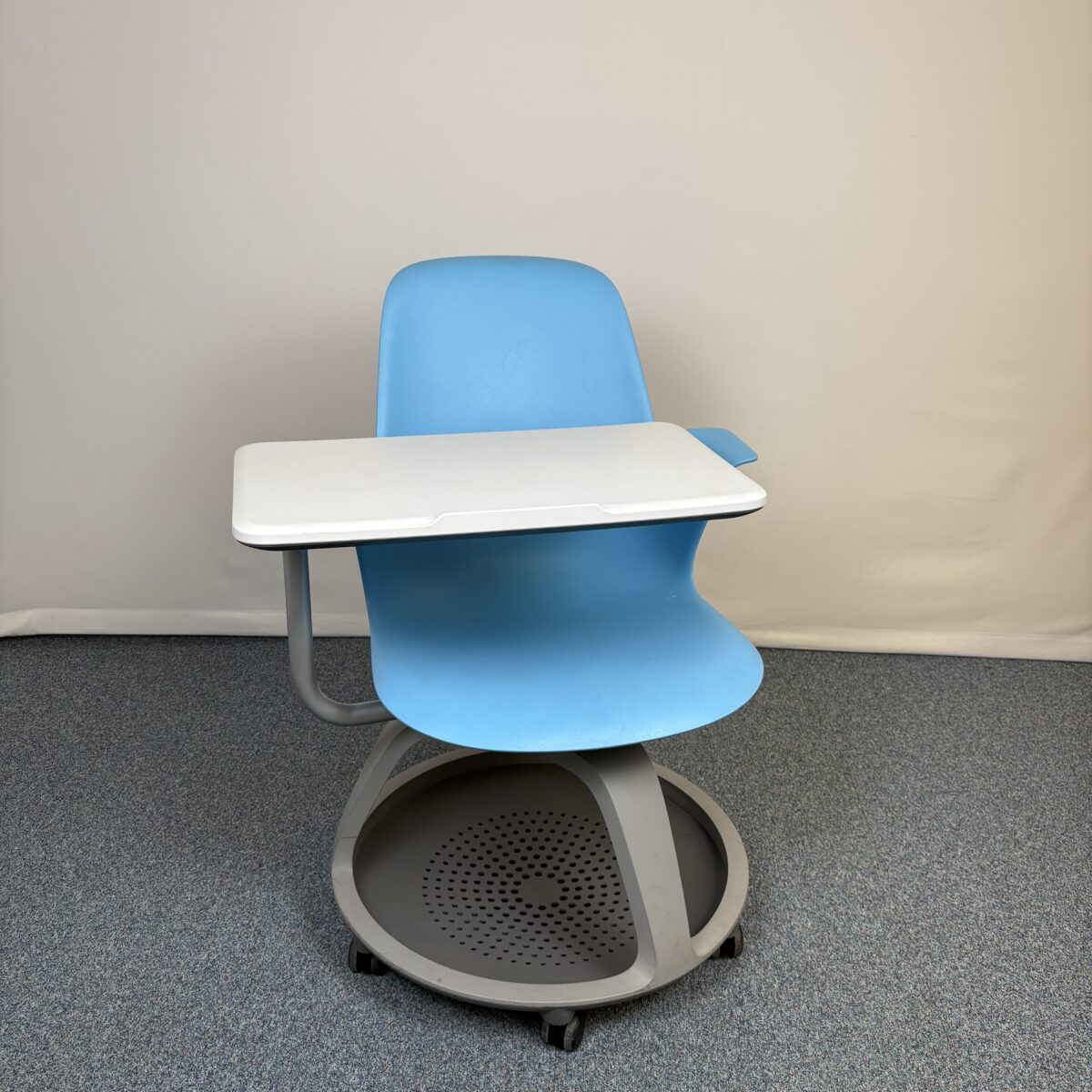Chaise Steelcase Node bleu avec tablette intégrée et roulettes