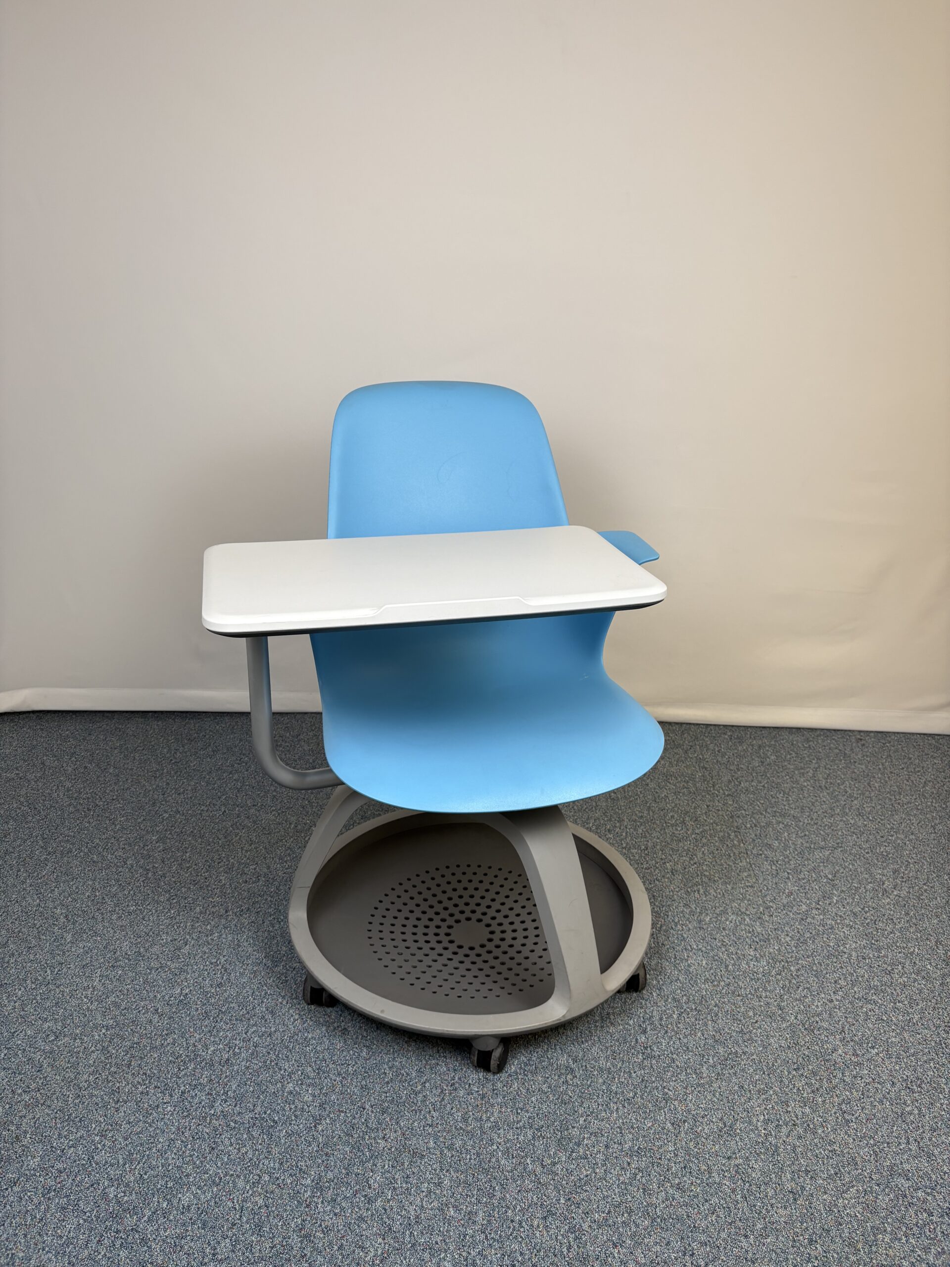Chaise Steelcase Node bleu avec tablette intégrée et roulettes