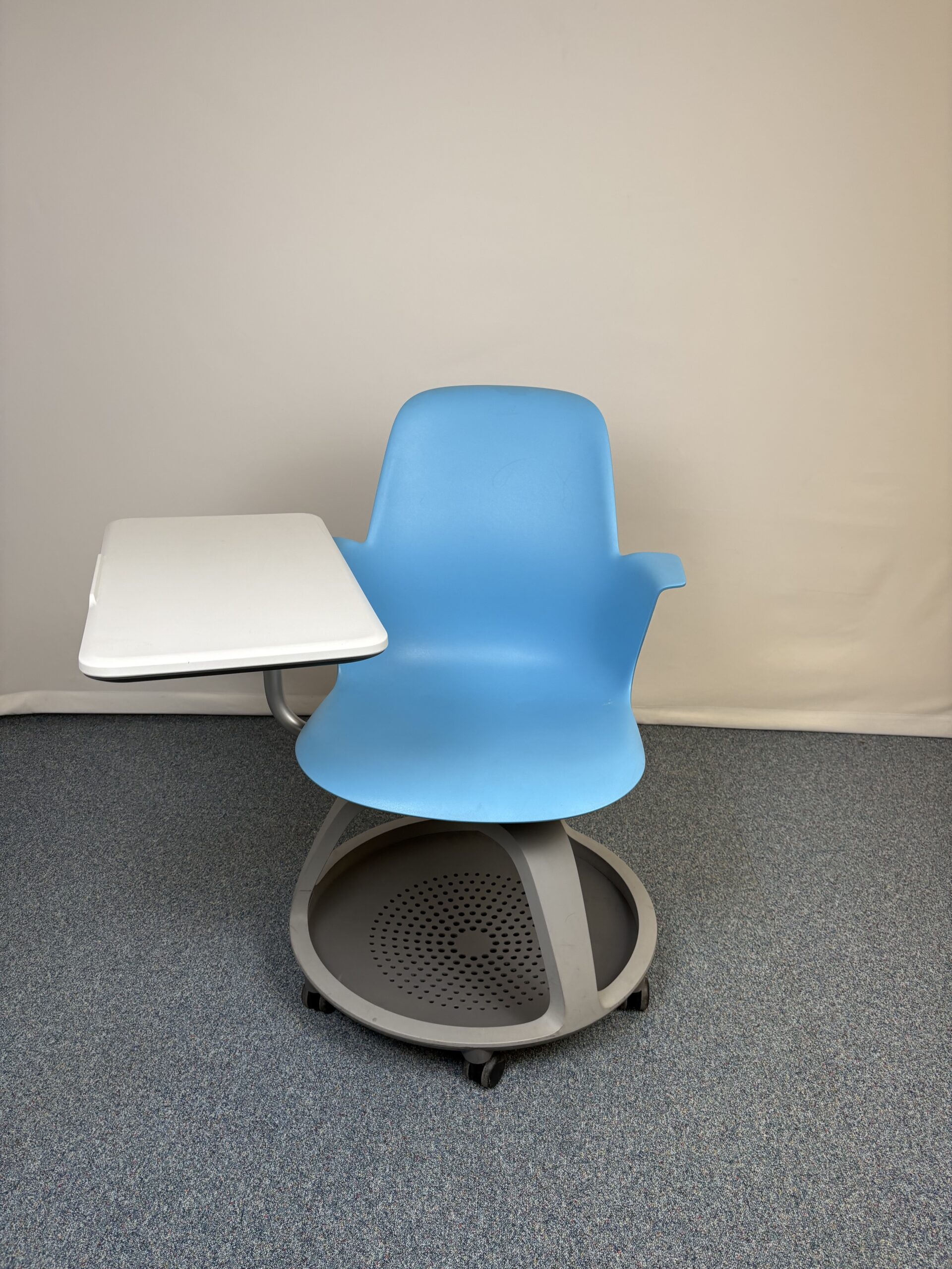 chaise-classe-plastique-tablette-bleu-steelcase-3.jpeg