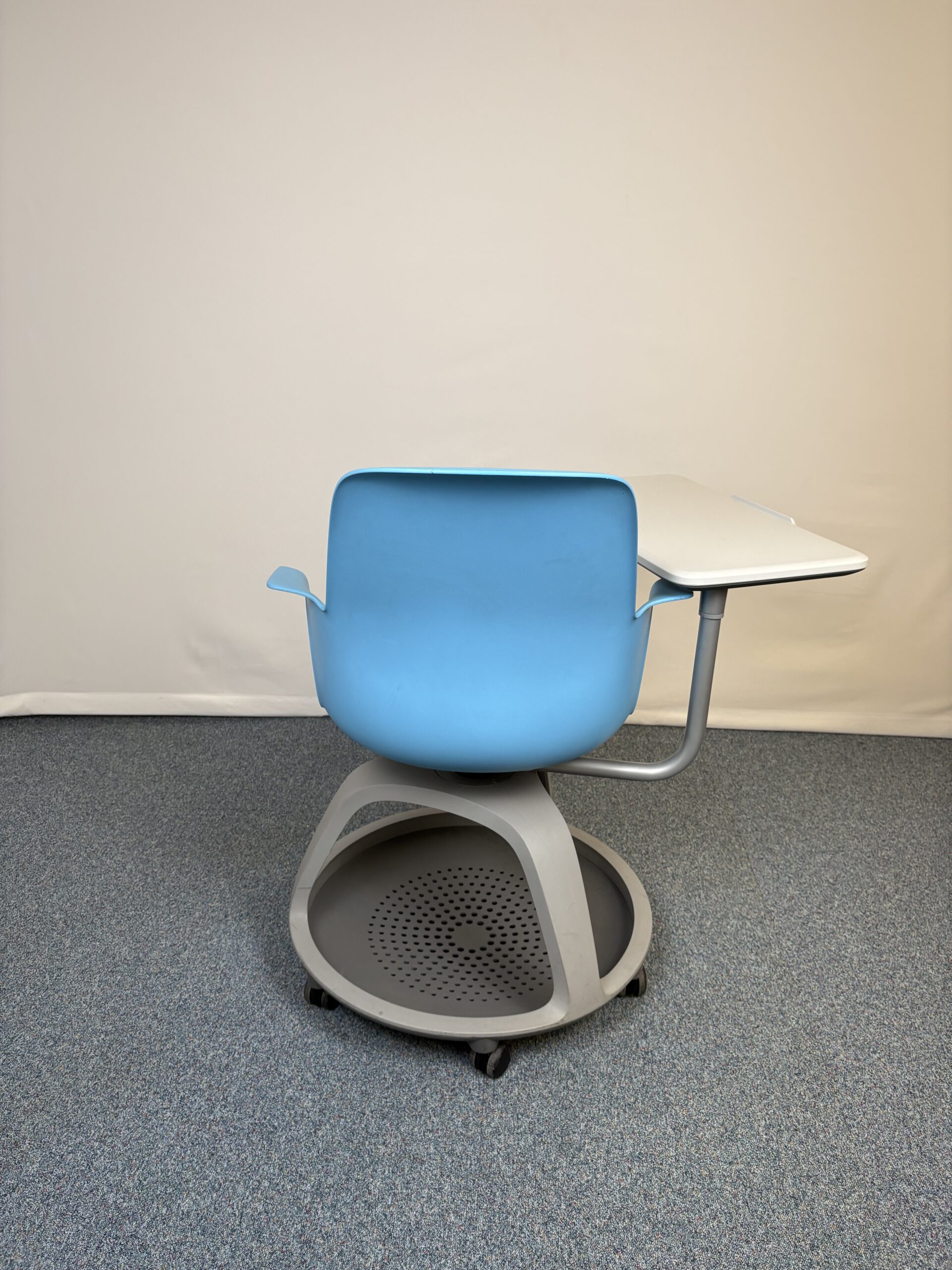 chaise-classe-plastique-tablette-bleu-steelcase-4.jpeg