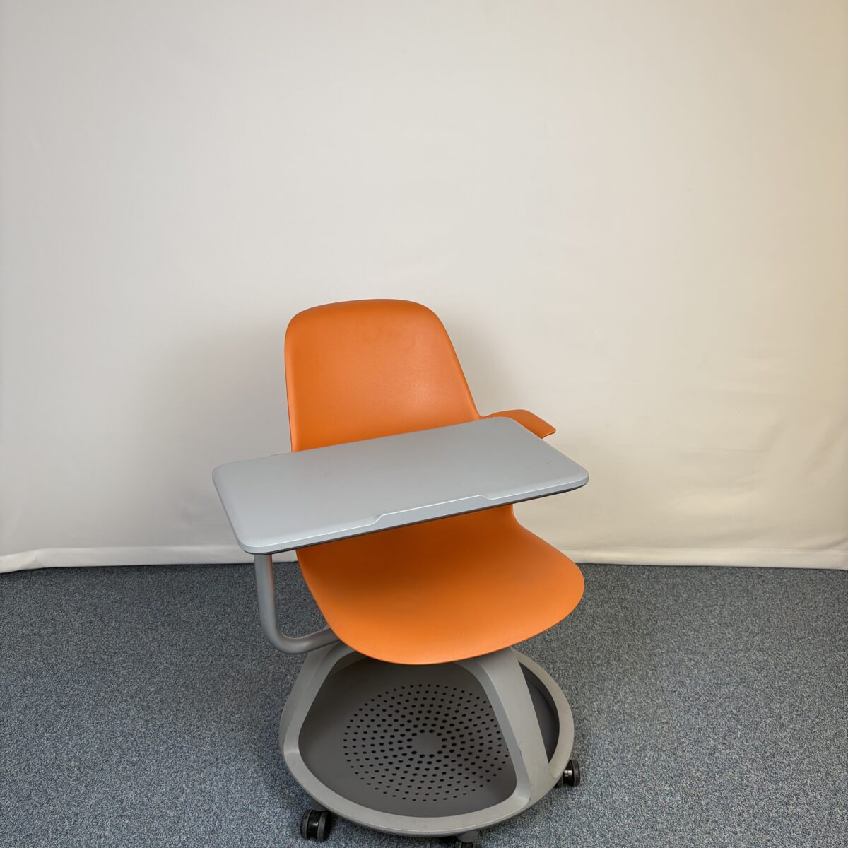 Chaise Steelcase Node orange avec tablette intégrée et roulettes