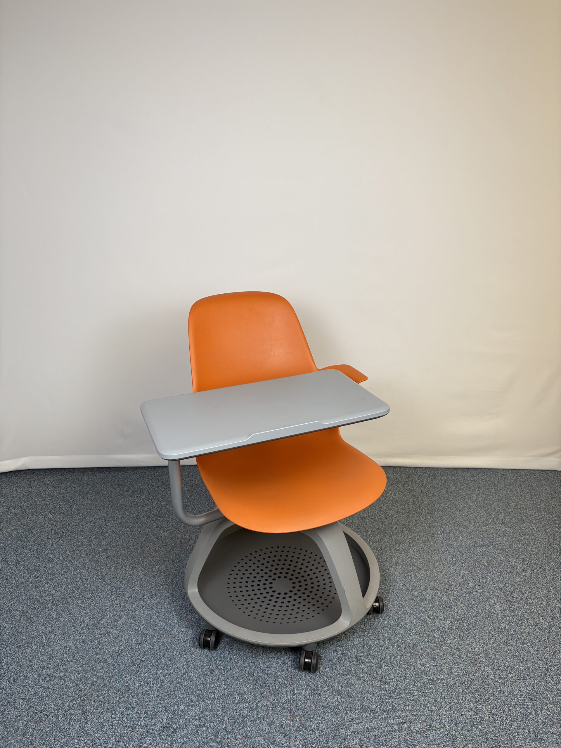 Chaise Steelcase Node orange avec tablette intégrée et roulettes