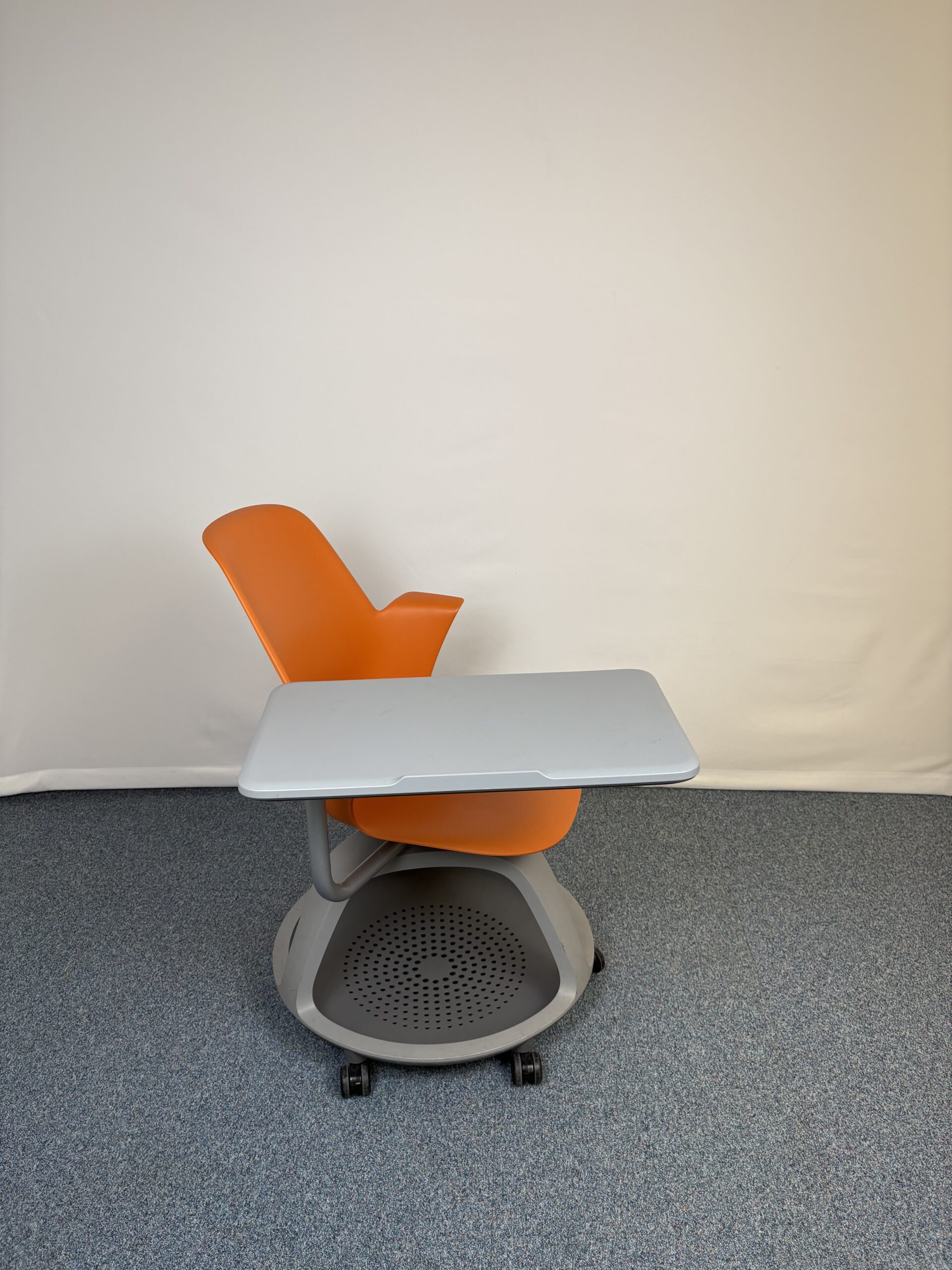 chaise-classe-plastique-tablette-orange-steelcase-3.jpeg