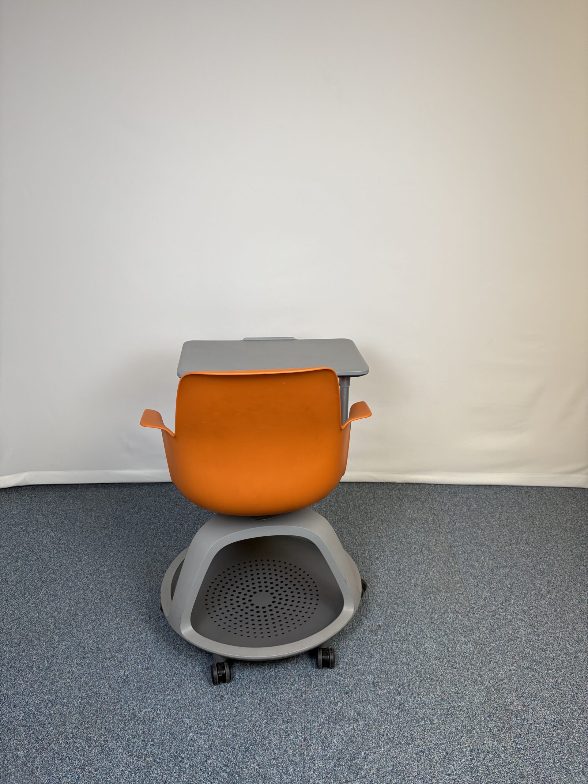 chaise-classe-plastique-tablette-orange-steelcase-4.jpeg
