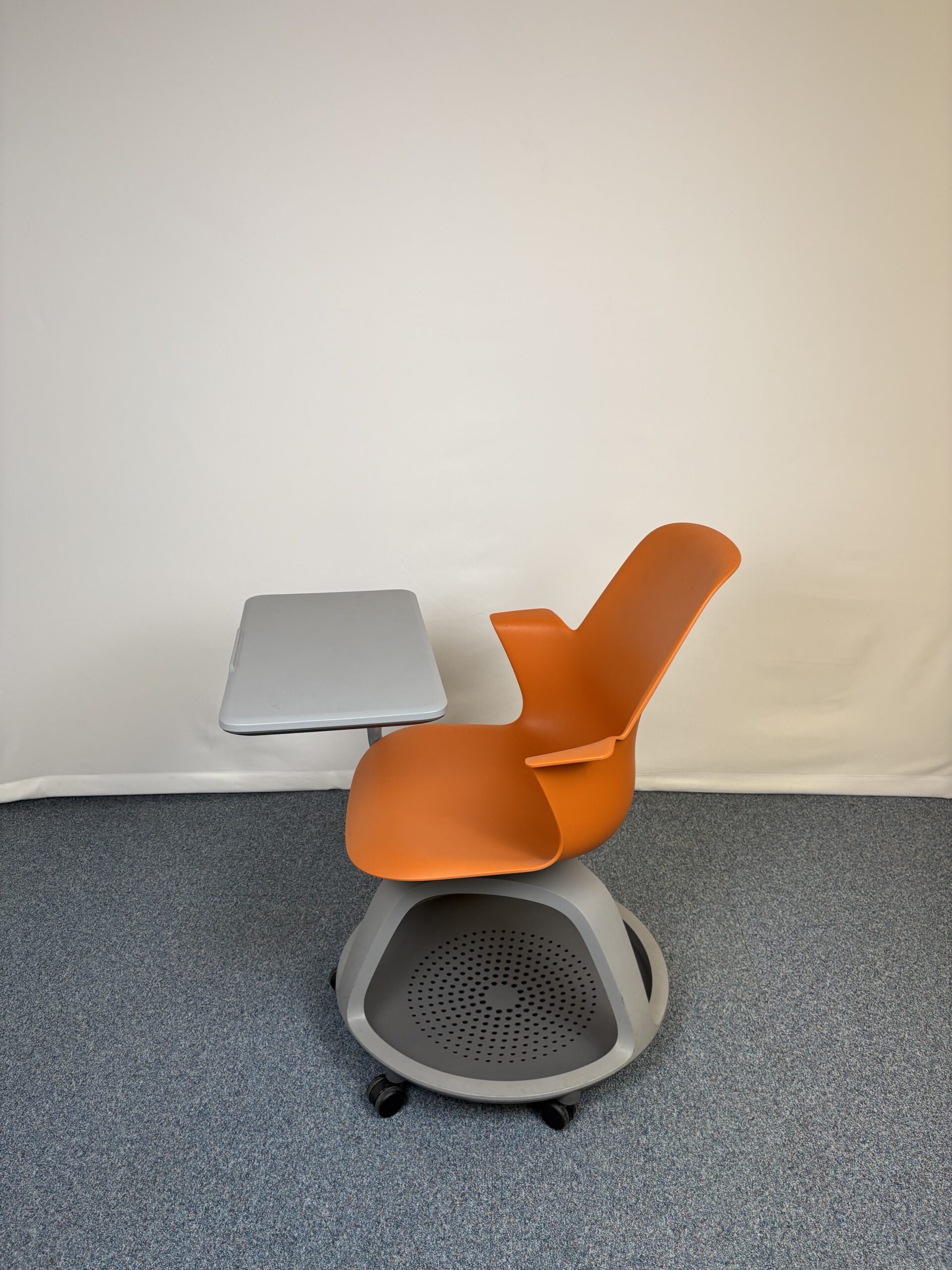 chaise-classe-plastique-tablette-orange-steelcase-5.jpeg