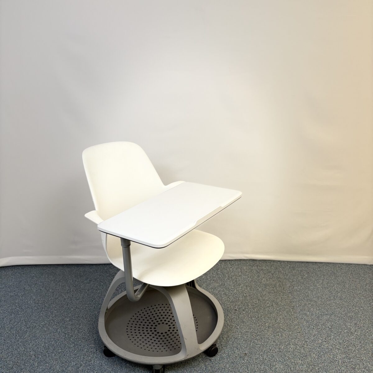 Chaise Steelcase Node blanche avec tablette intégrée et roulettes