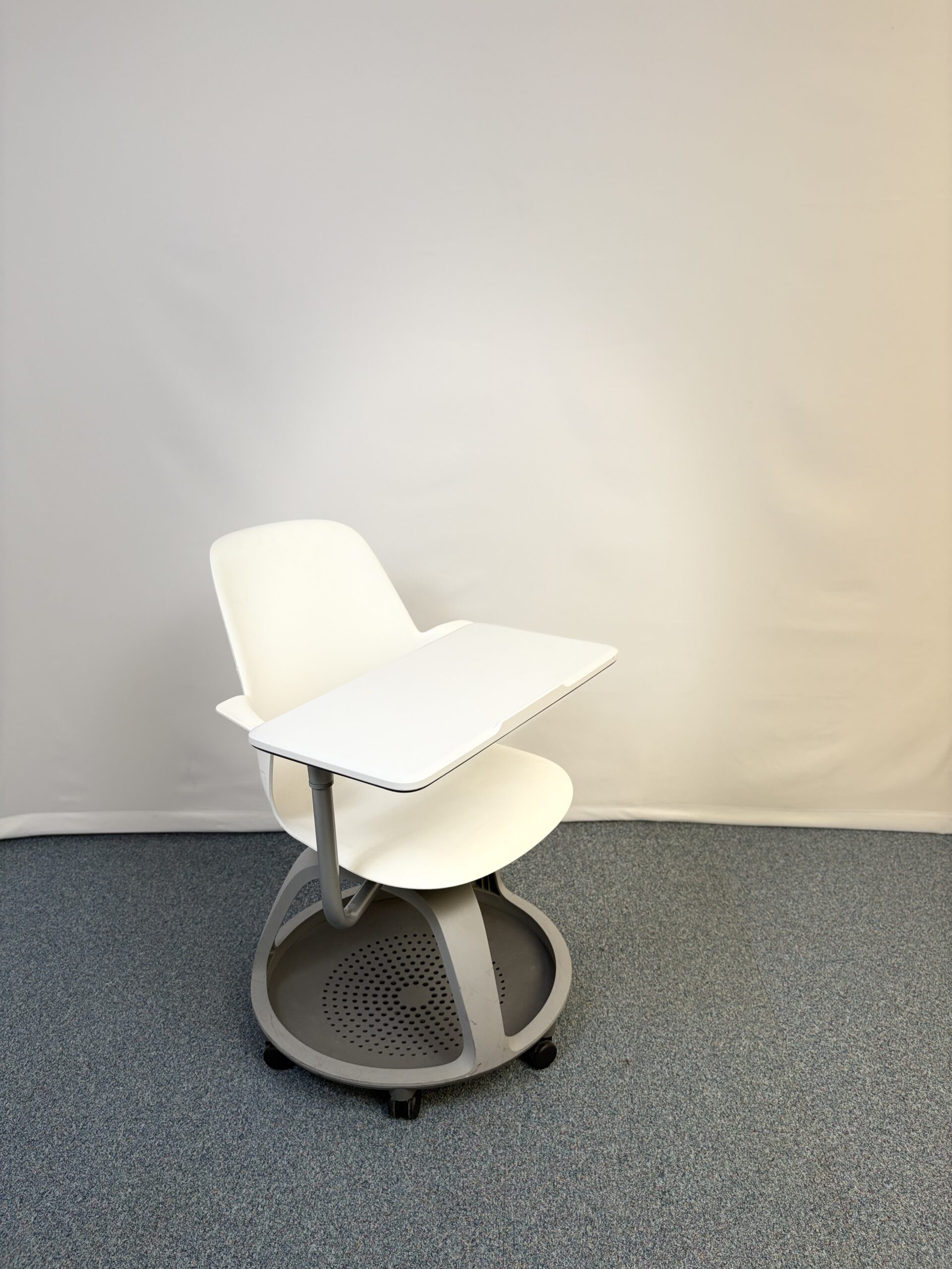Chaise Steelcase Node blanche avec tablette intégrée et roulettes
