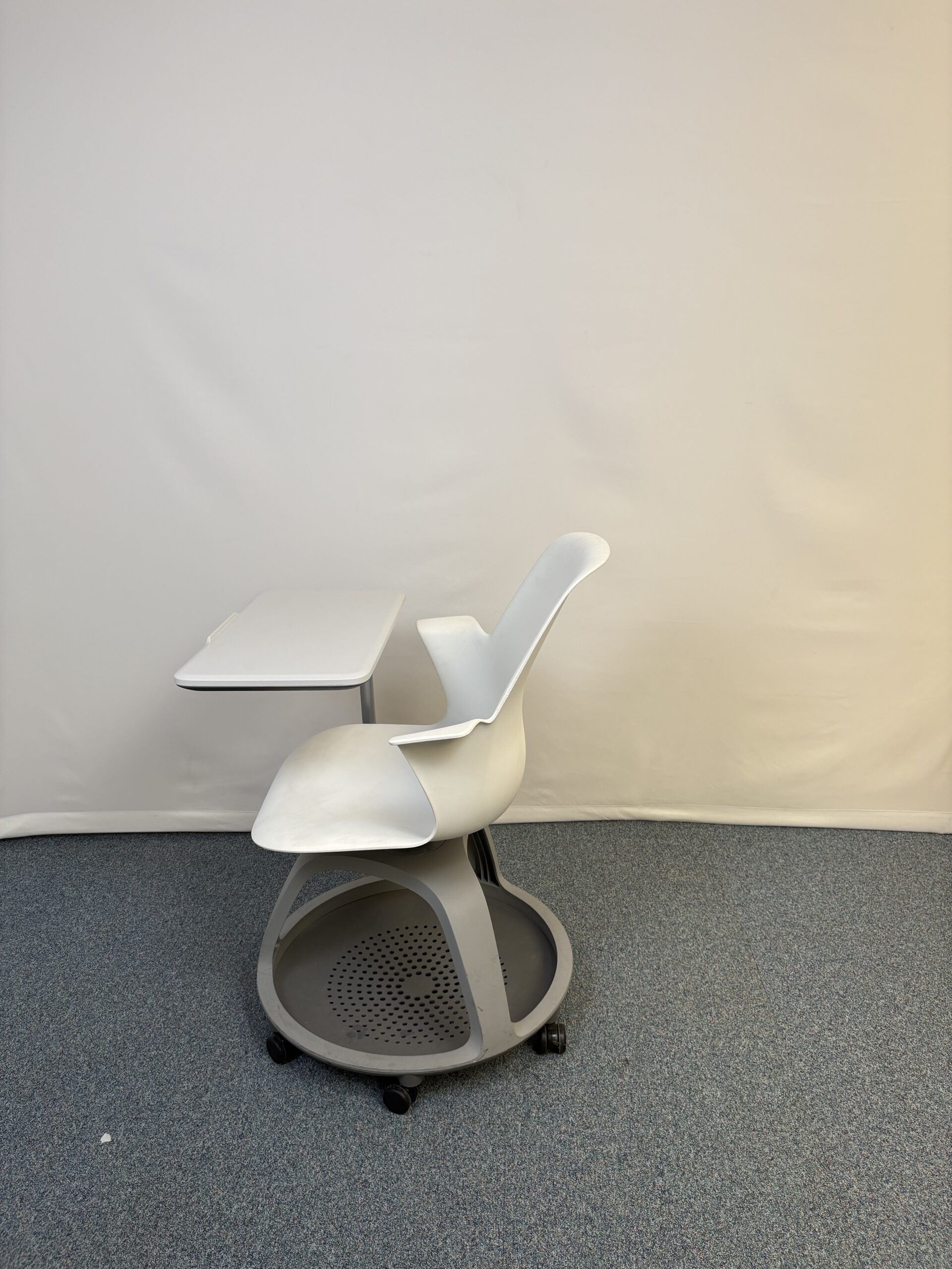 chaise-classe-plastique-tablette-steelcase-4.jpeg