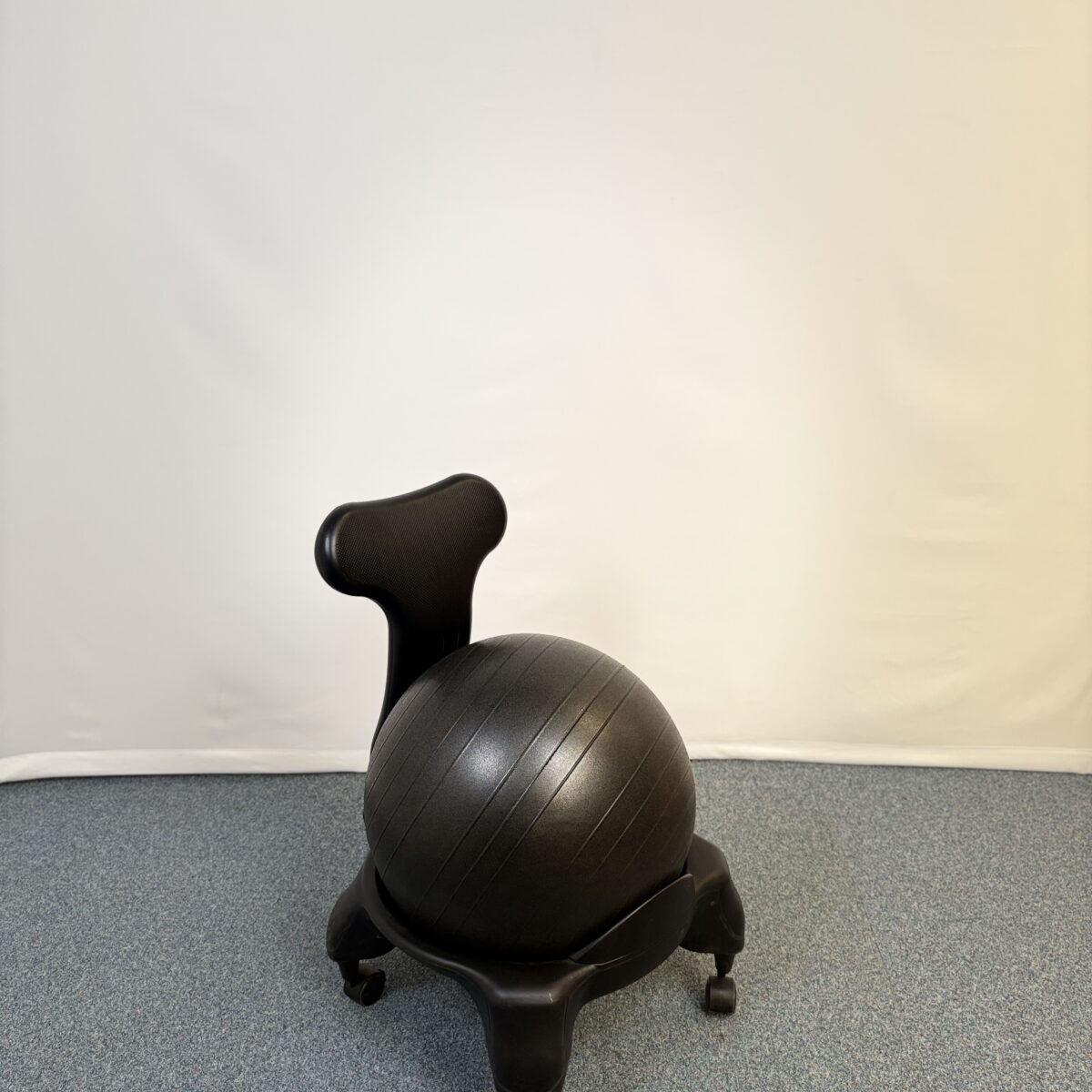 Fauteuil collaborateur noir ergonomique avec assise ballon