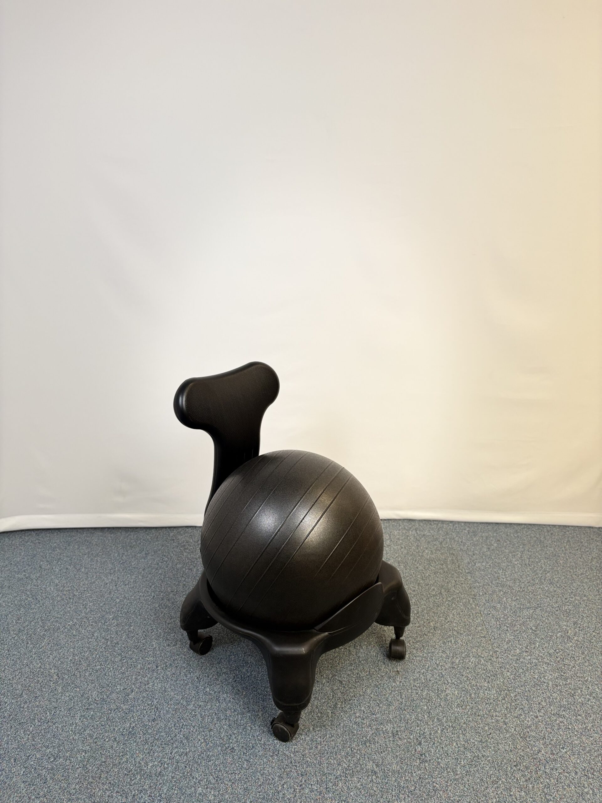 Fauteuil collaborateur noir ergonomique avec assise ballon