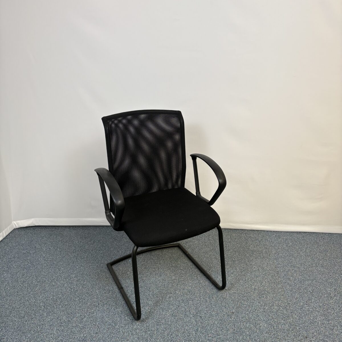 Fauteuil visiteur en tissu noir moderne