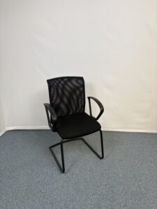 Fauteuil visiteur en tissu noir moderne