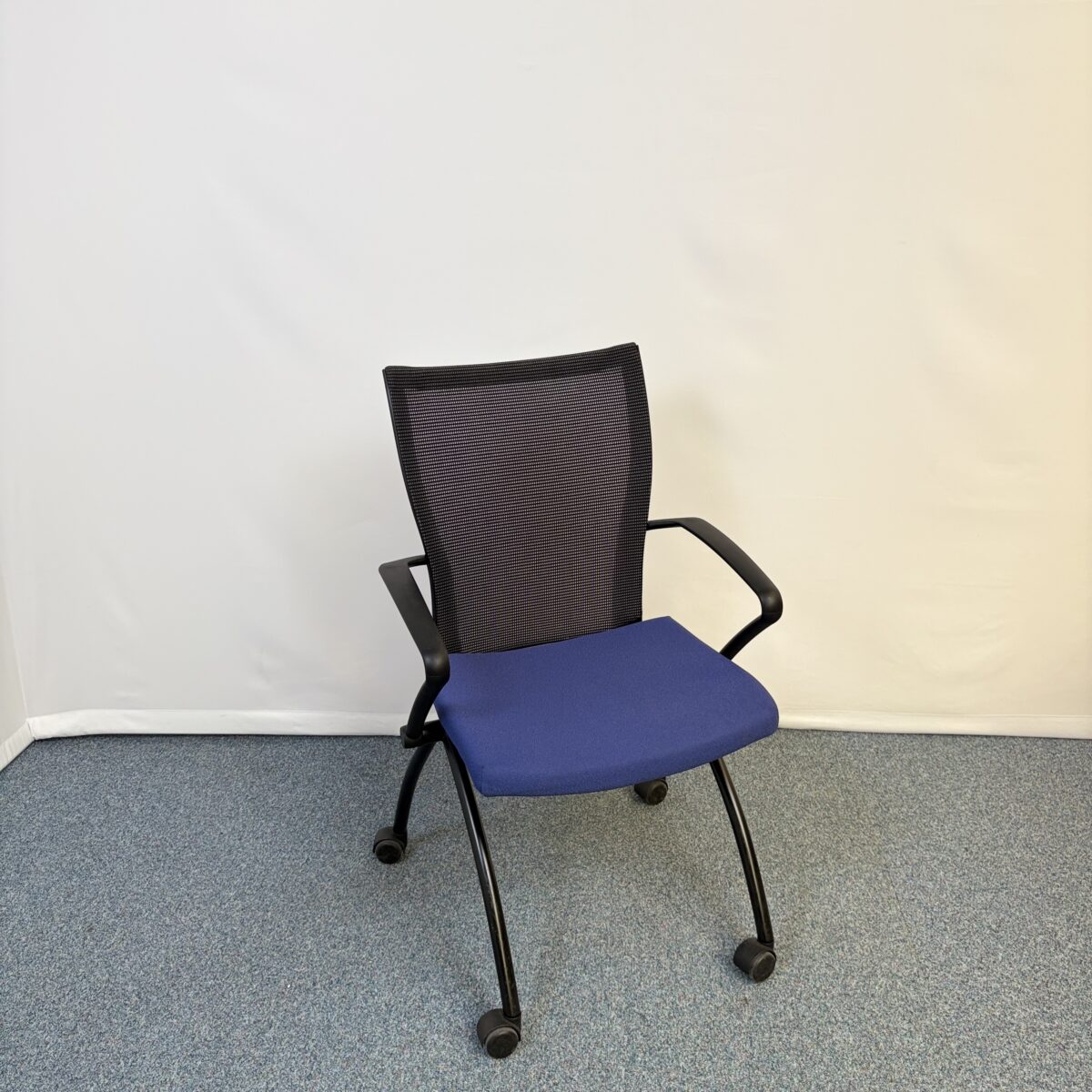 Chaise de conférence Haworth bleu et noir sur roulettes avec accoudoirs