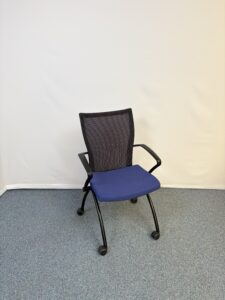 Chaise de conférence Haworth bleu et noir sur roulettes avec accoudoirs