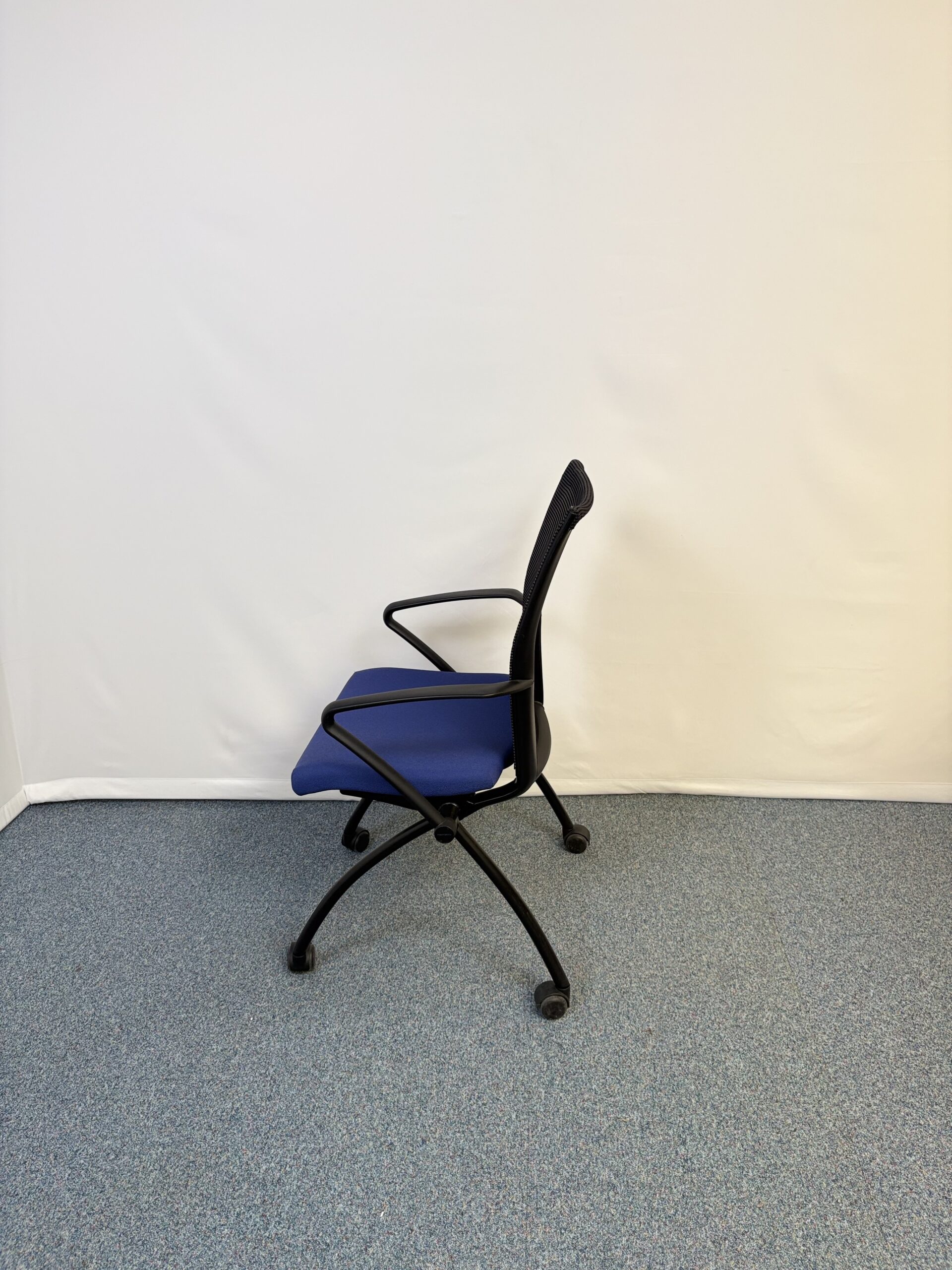 chaise-conference-plastique-tissu-bleu-noir-haworth-4.jpeg