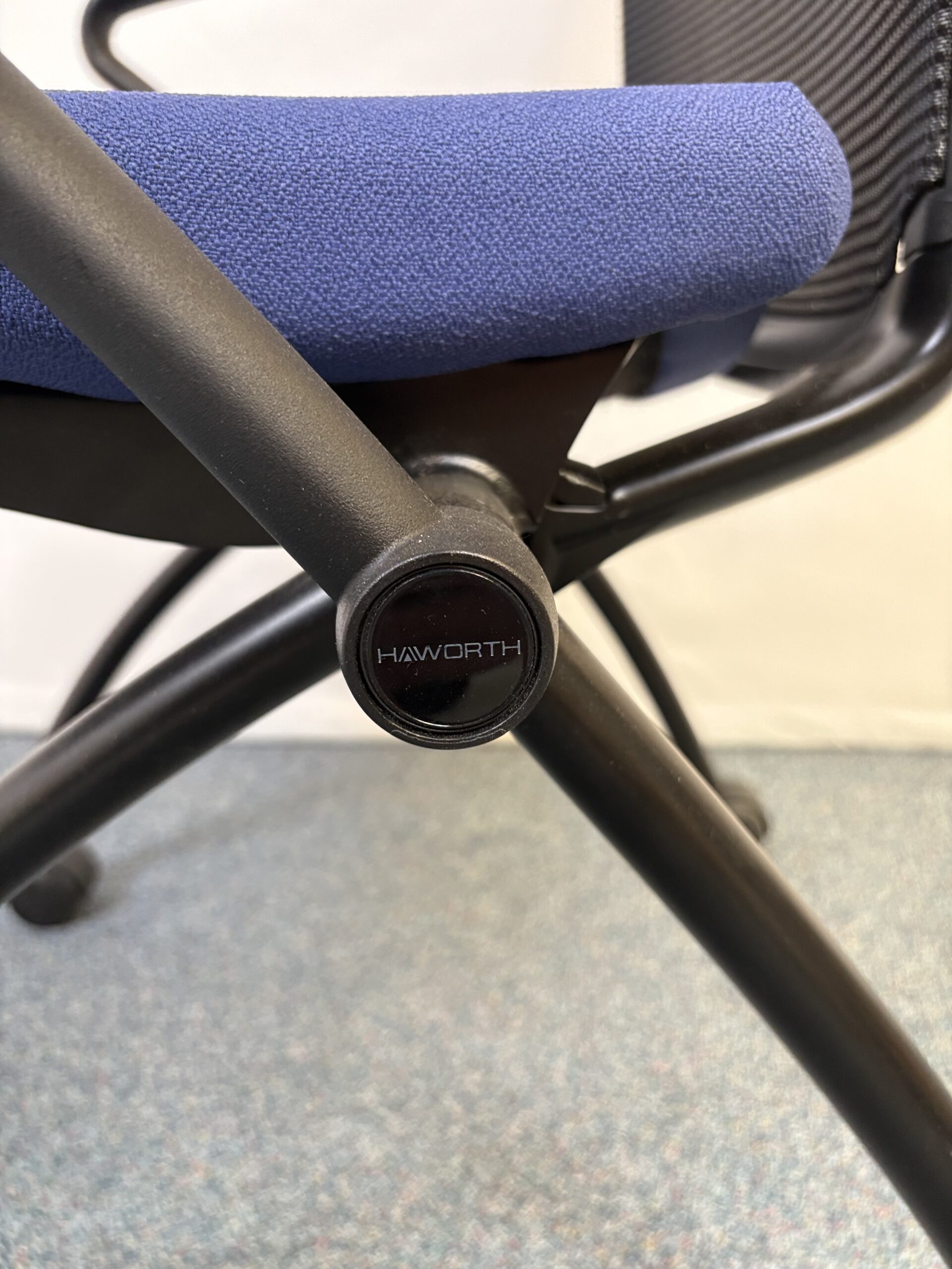 chaise-conference-plastique-tissu-bleu-noir-haworth-5.jpeg
