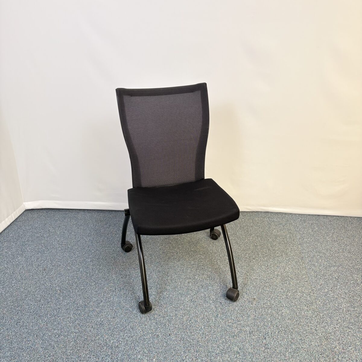 Chaise de conférence Haworth noire sur roulettes