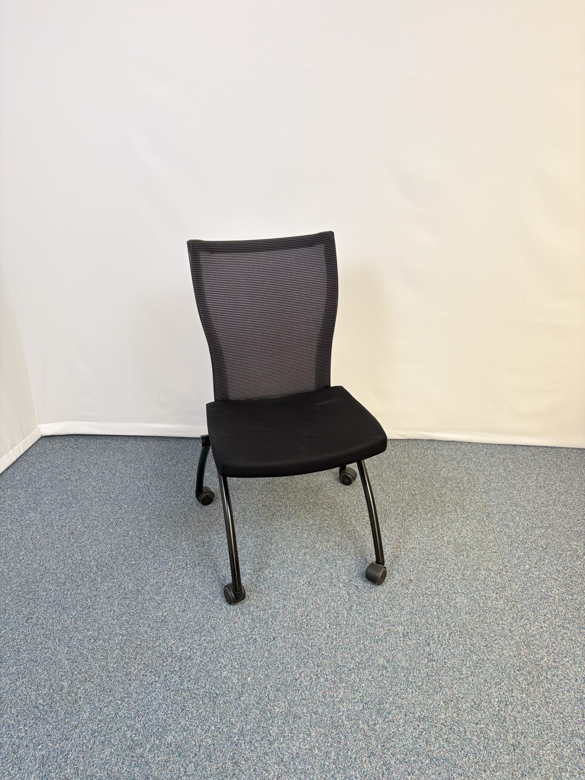 Chaise de conférence Haworth noire sur roulettes