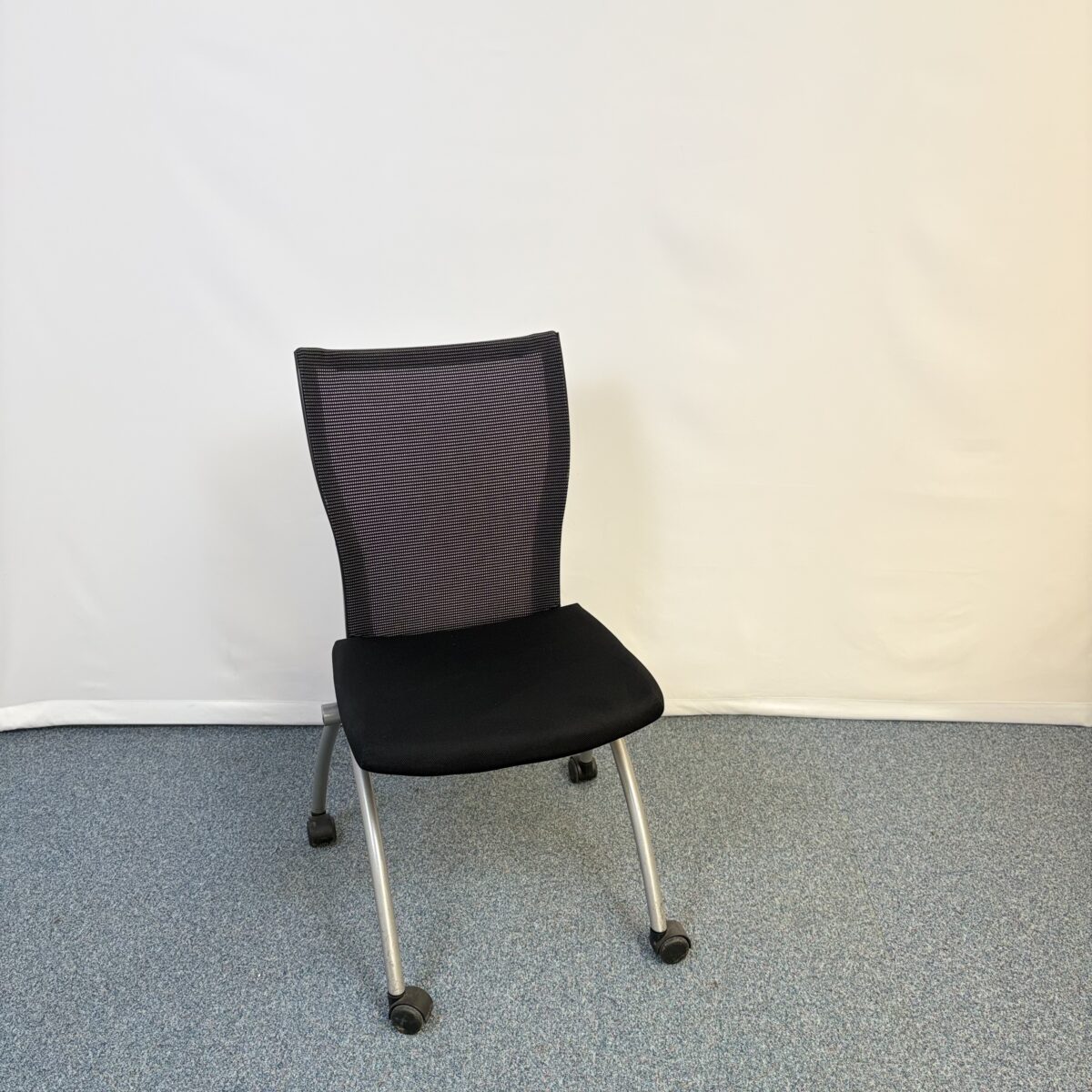 Chaise de conférence Haworth noire pliante avec roulettes