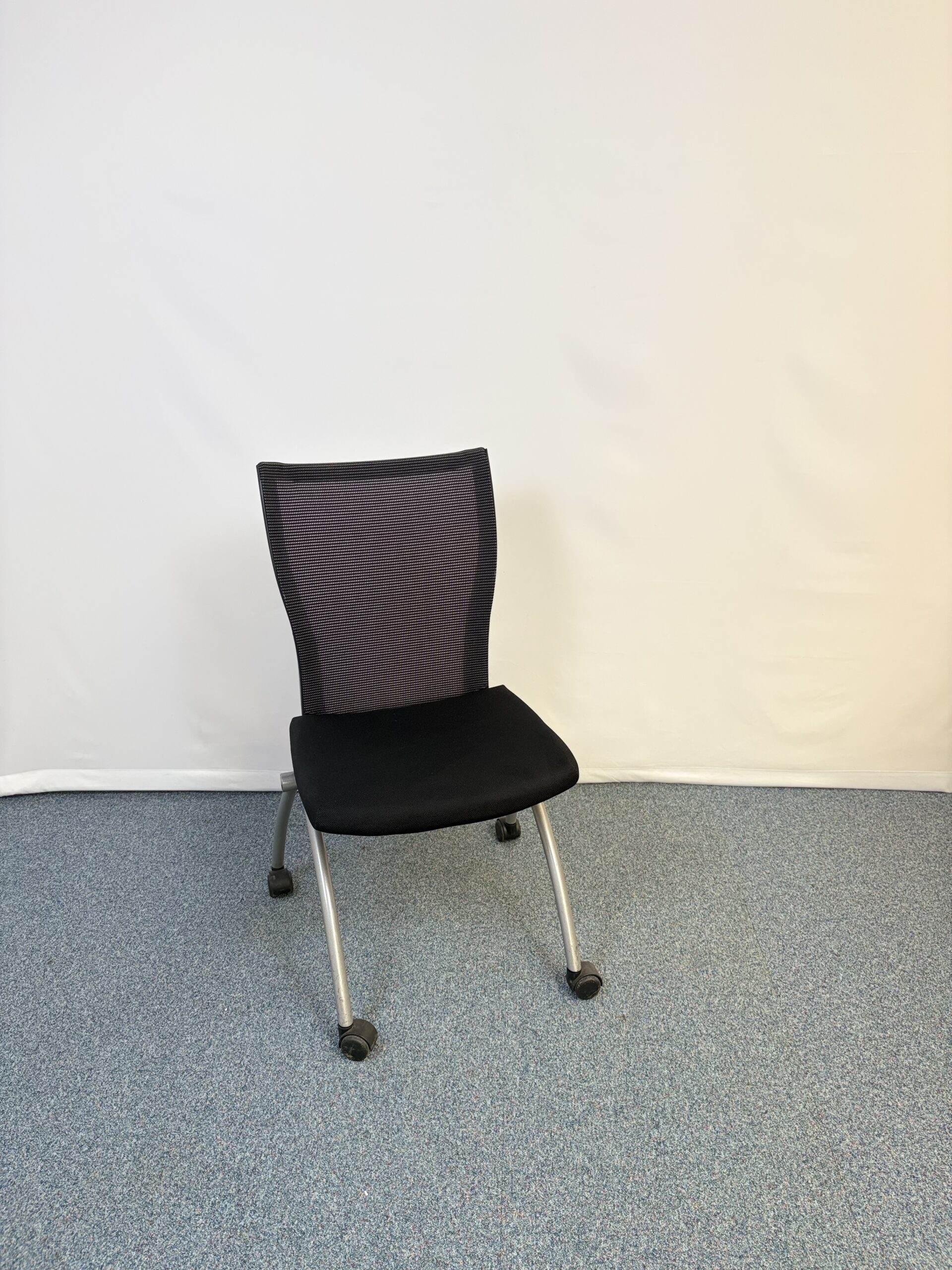 Chaise de conférence Haworth noire pliante avec roulettes