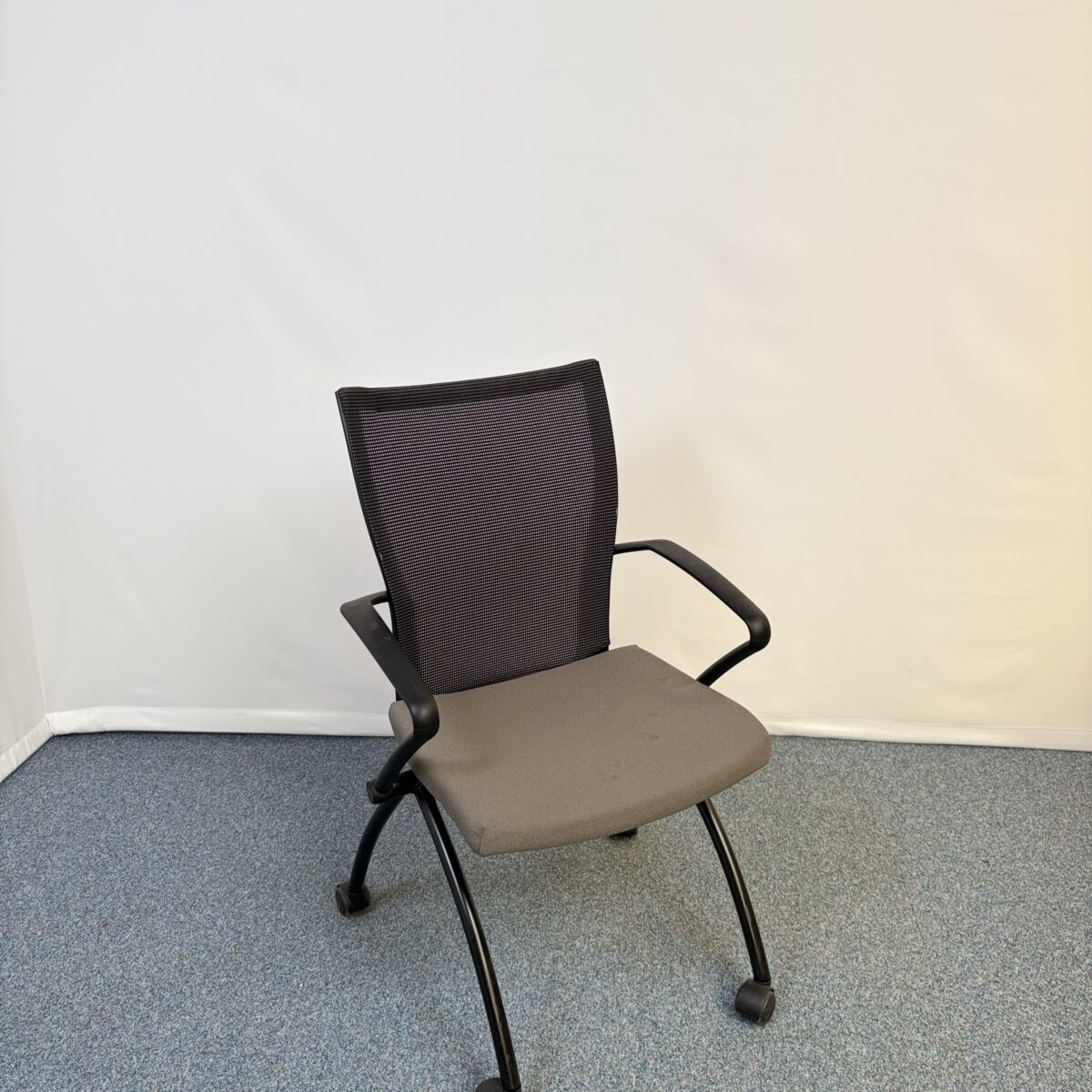 Chaise de conférence en tissu Haworth avec des roulettes