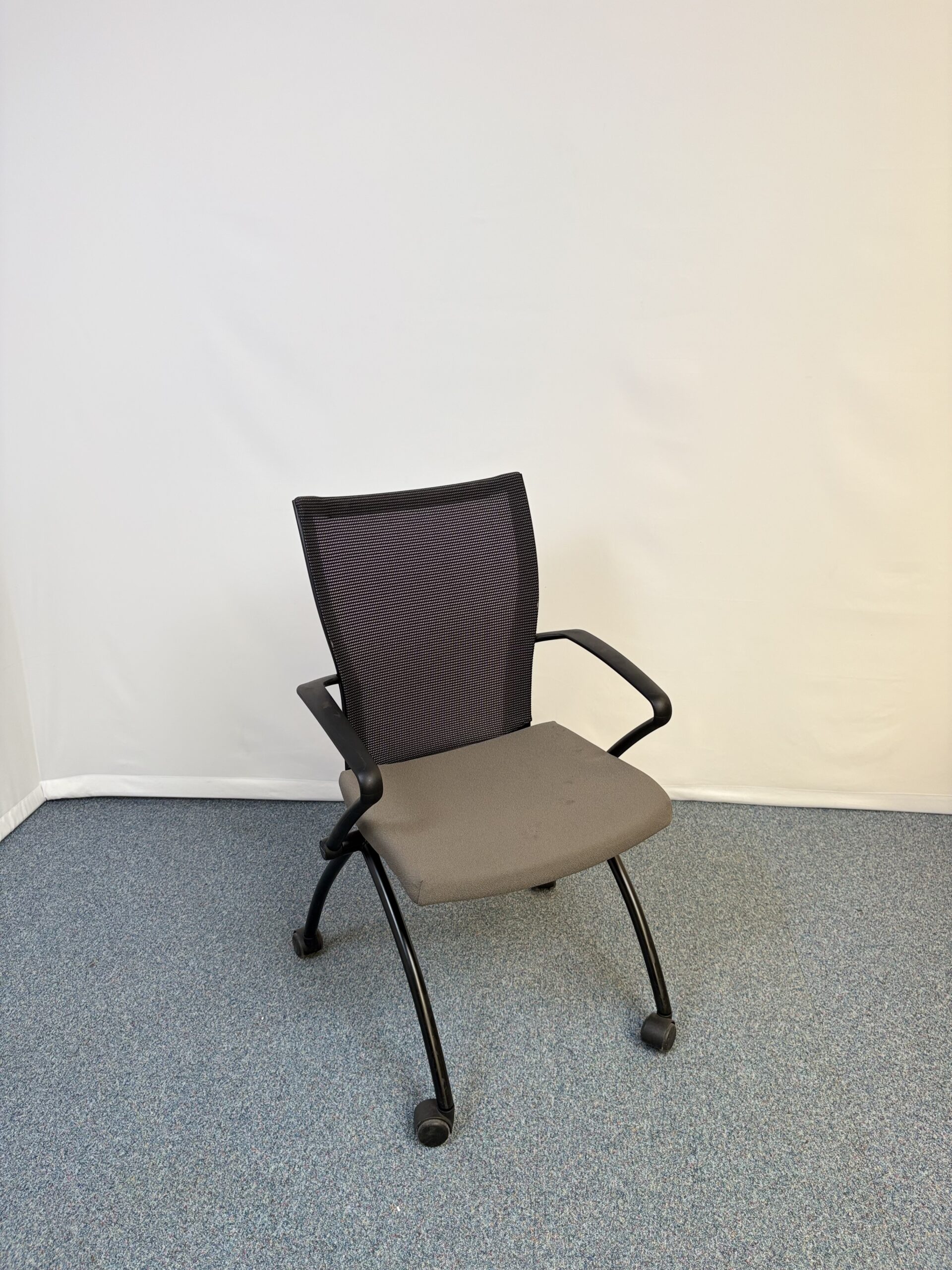 Chaise de conférence en tissu Haworth avec des roulettes