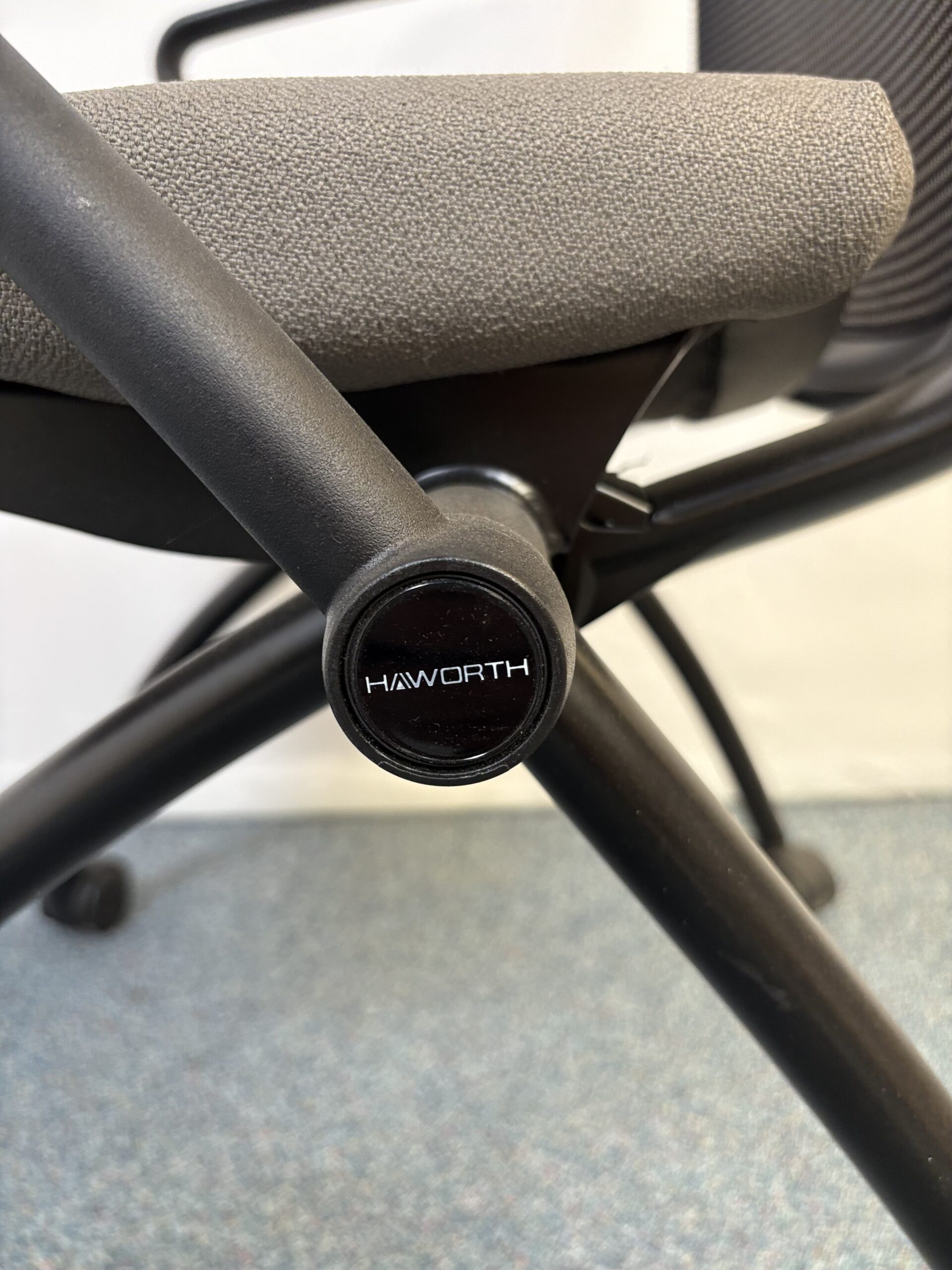 chaise-conference-plastique-tissu-roulettes-taupe-noir-haworth-5.jpeg
