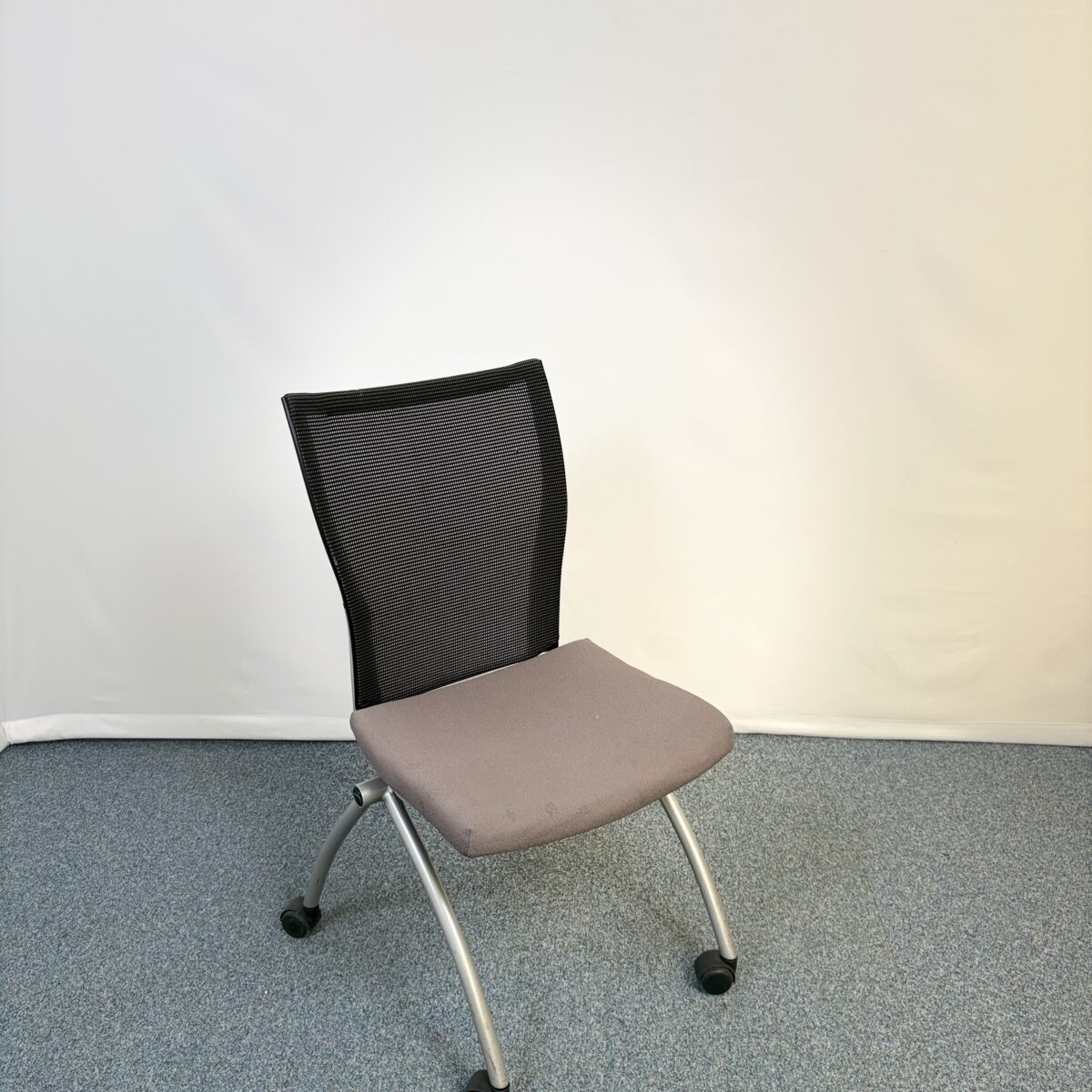 Chaise de conférence Haworth taupe sur roulettes