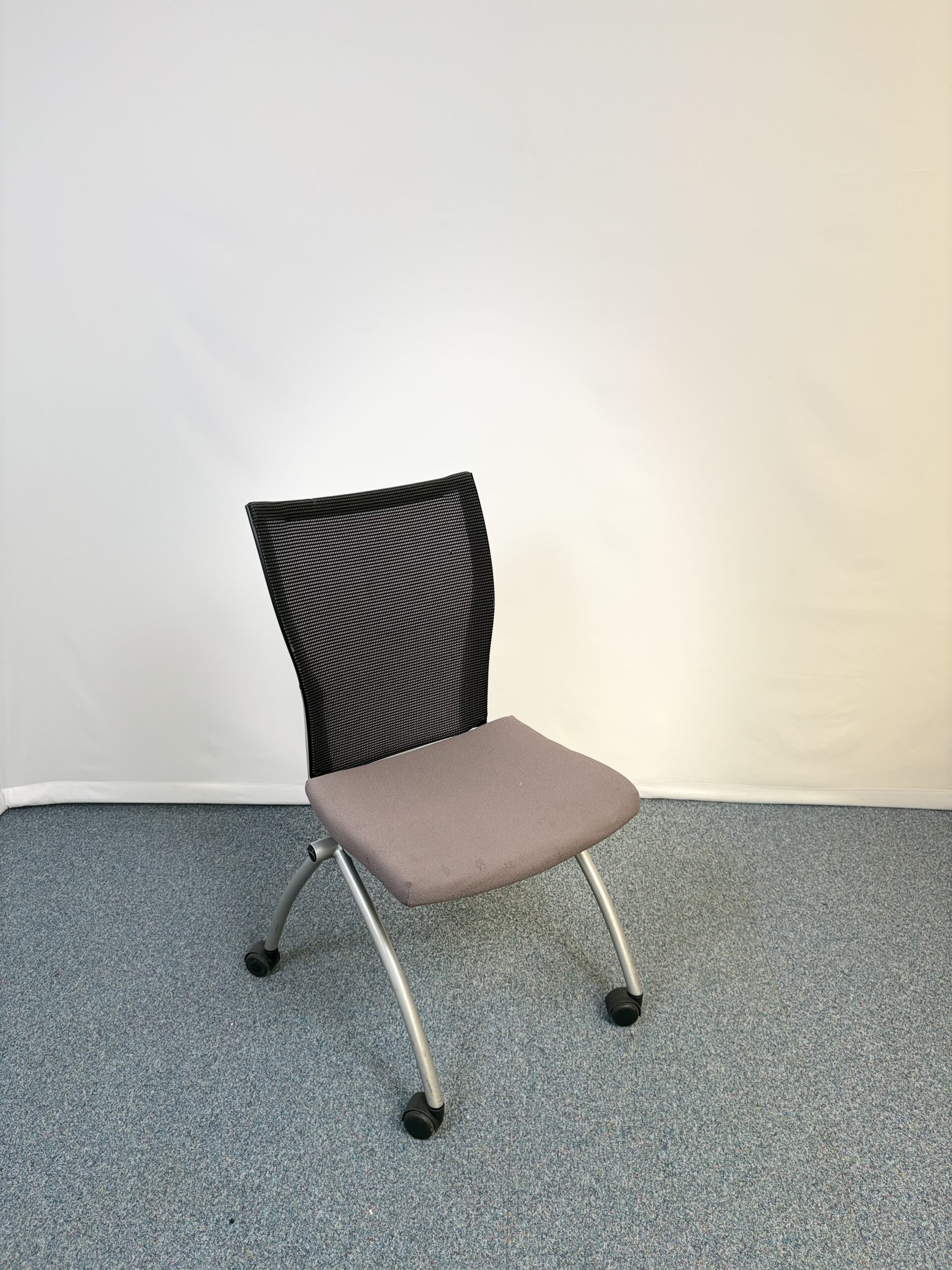 Chaise de conférence Haworth taupe sur roulettes