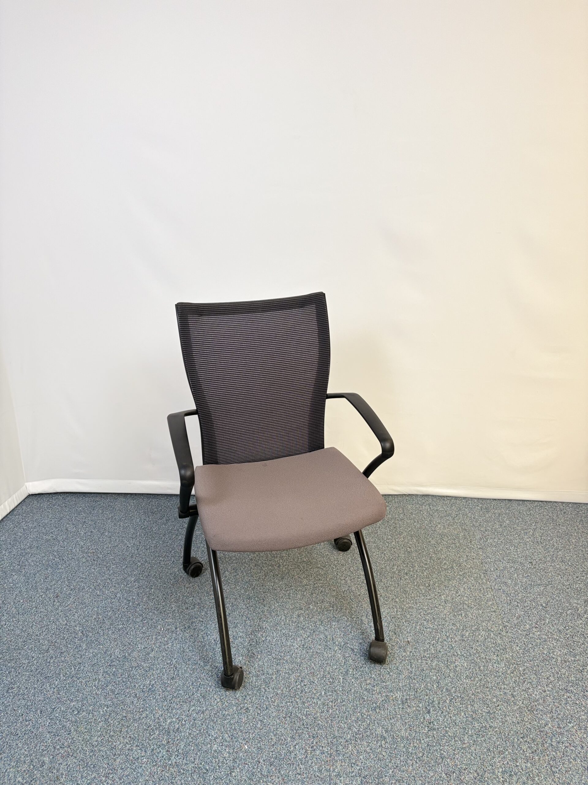 Chaise de conférence Haworth taupe pliante avec roulettes
