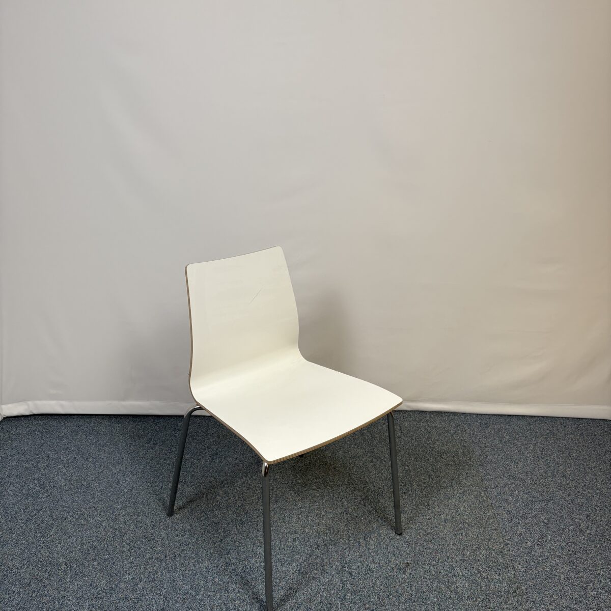 Chaise d’accueil Casala en métal et bois au style élégant