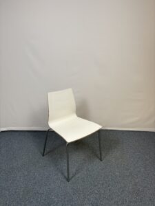 Chaise d’accueil Casala en métal et bois au style élégant