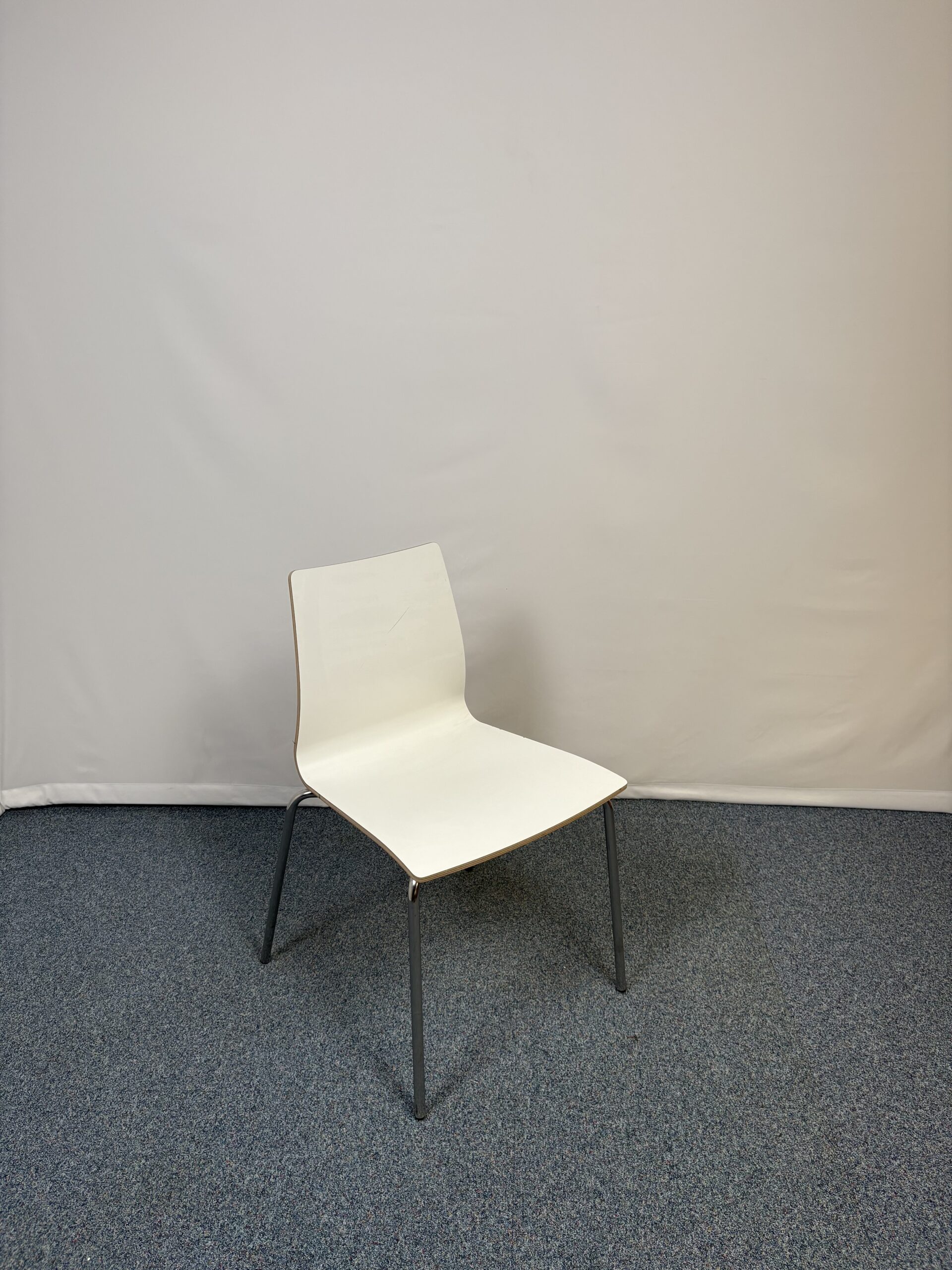 Chaise d’accueil Casala en métal et bois au style élégant